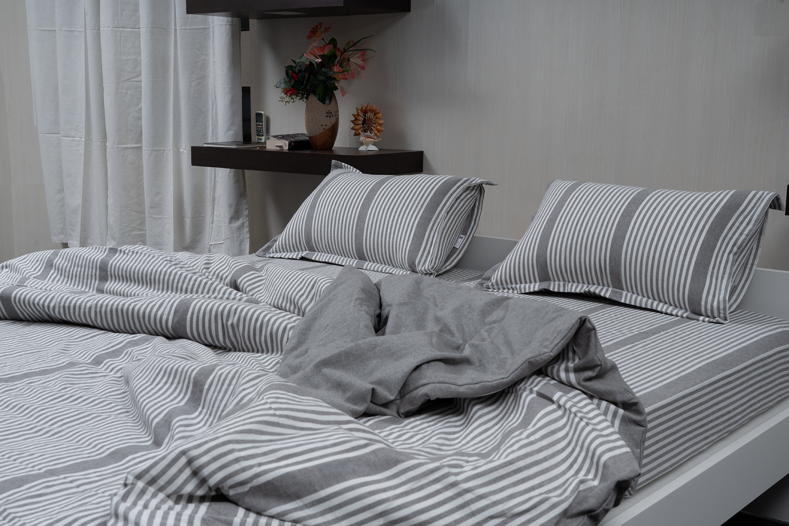 Linn Decors fitted sheet with two pillow covers and duvet cover styled on a modern bedroom bed