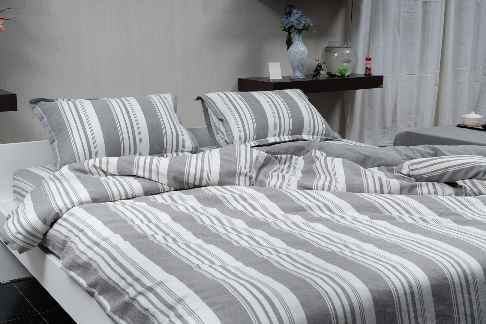 Complete bedding set with bedspread, 2 pillows, and duvet cover.