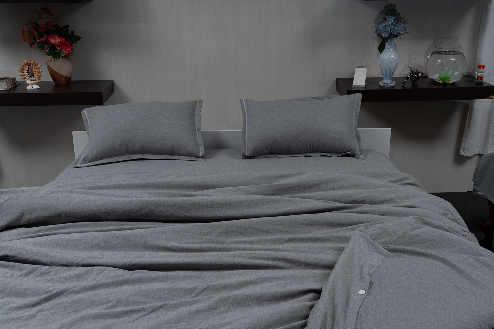 Complete bedding set with bedspread, 2 pillows, and duvet cover.