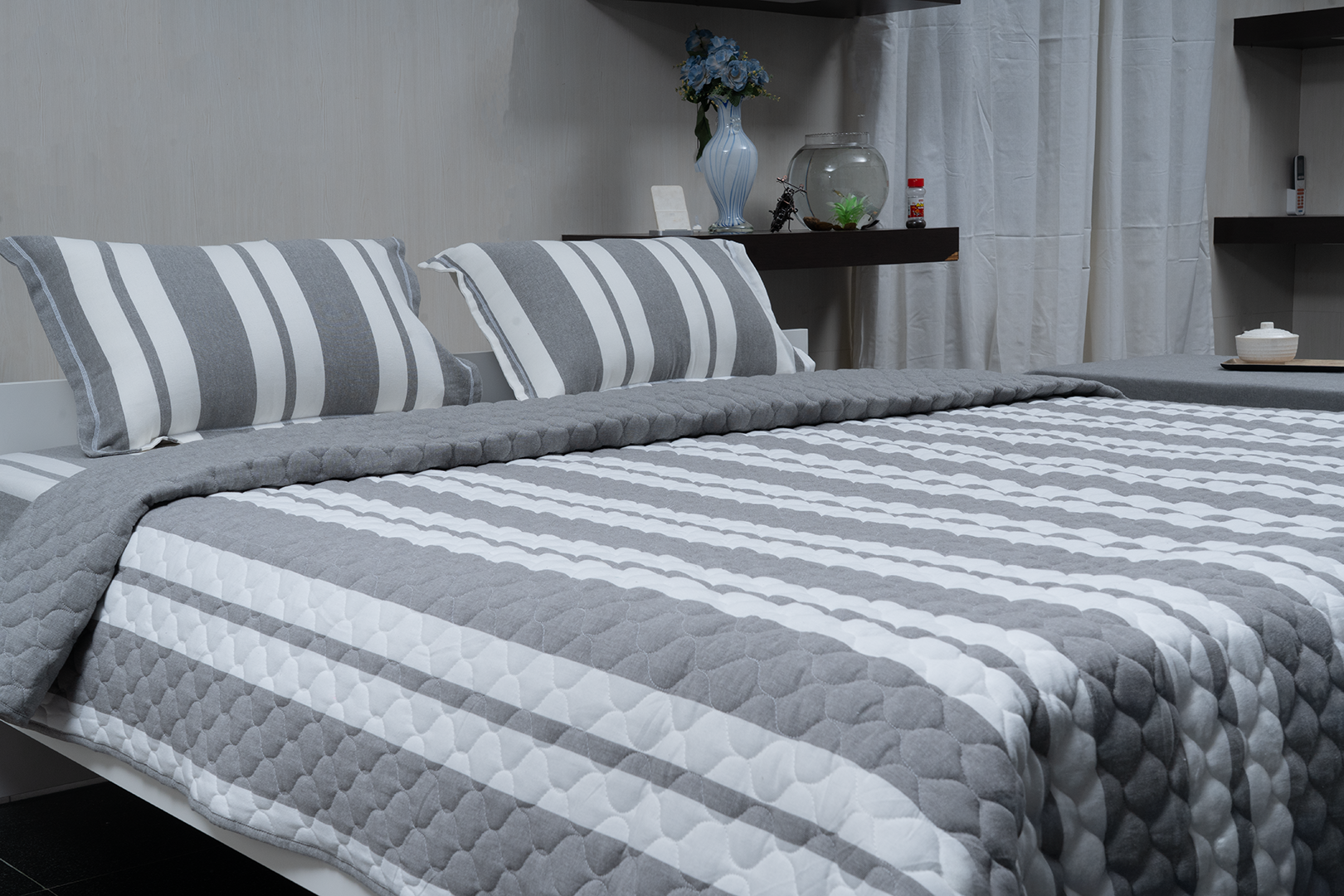 Complete bedding set with bedspread, 2 pillows, and duvet cover.