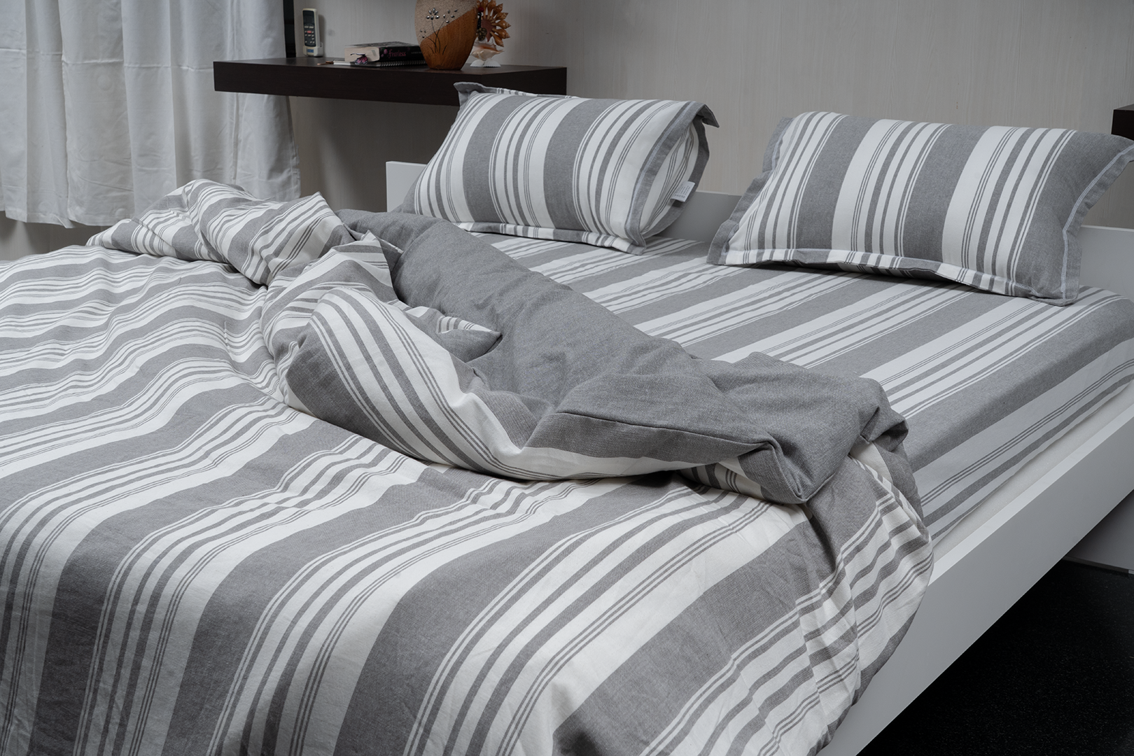 Complete bedding set with bedspread, 2 pillows, and duvet cover.
