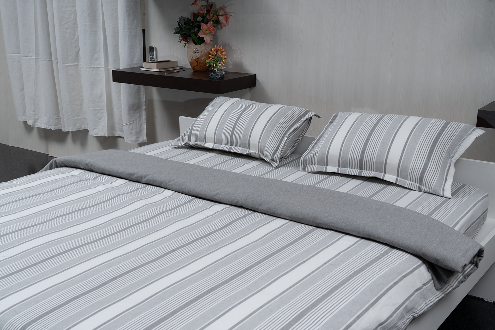 Complete bedding set with bedspread, 2 pillows, and duvet cover.