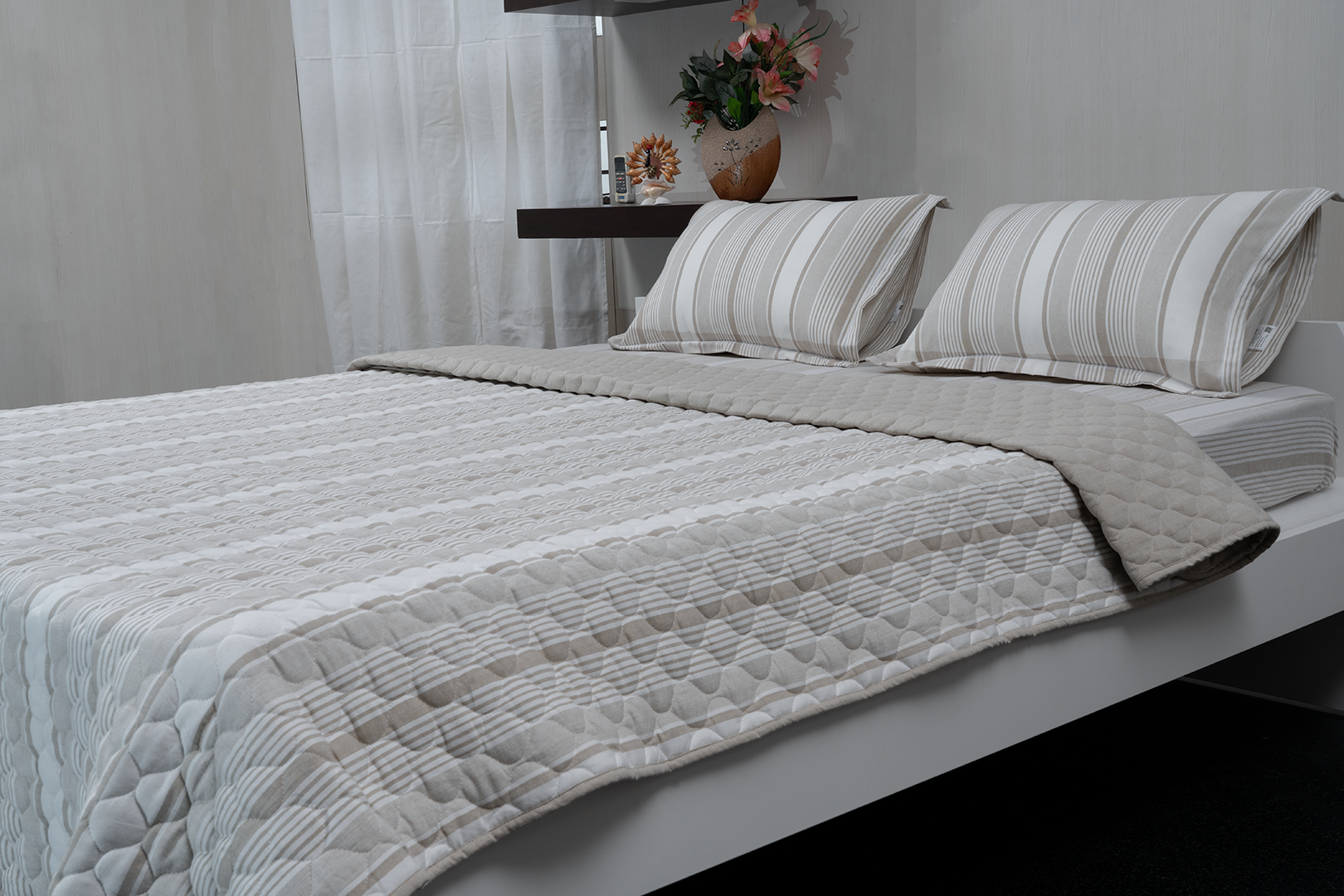 Complete bedding set with bedspread, 2 pillows, and duvet cover.