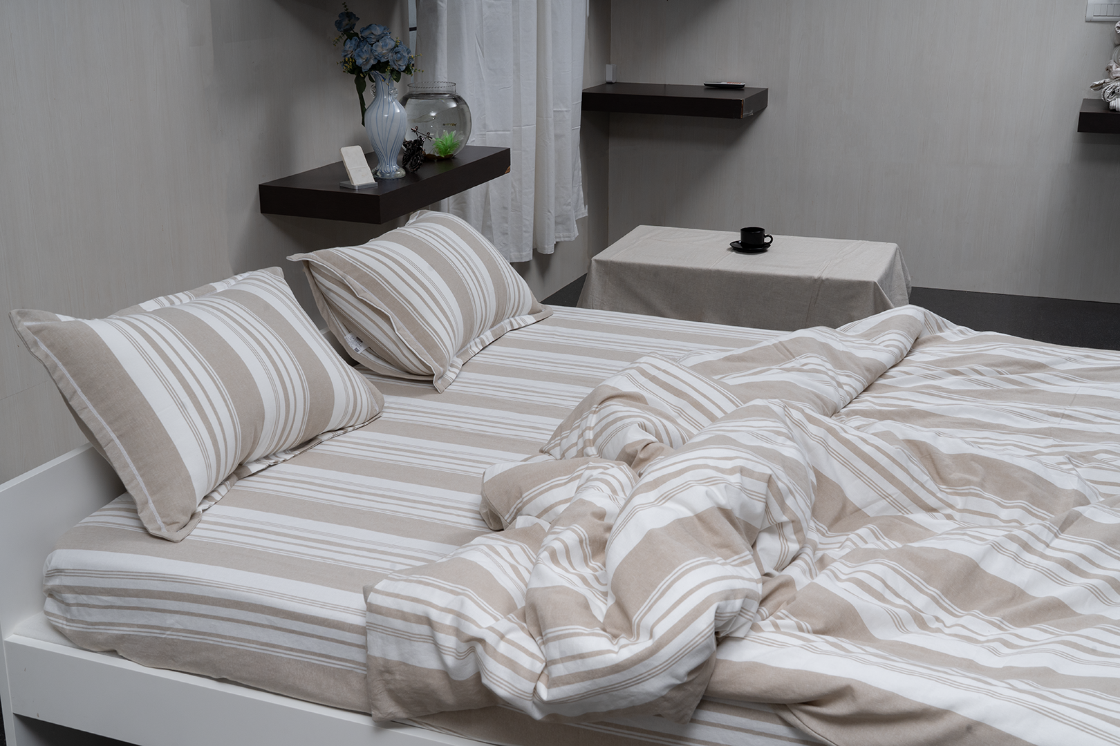 Complete bedding set with bedspread, 2 pillows, and duvet cover.