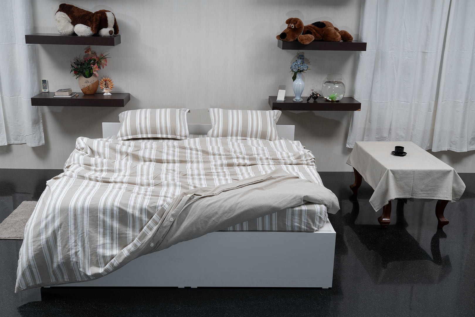 Complete bedding set with bedspread, 2 pillows, and duvet cover.