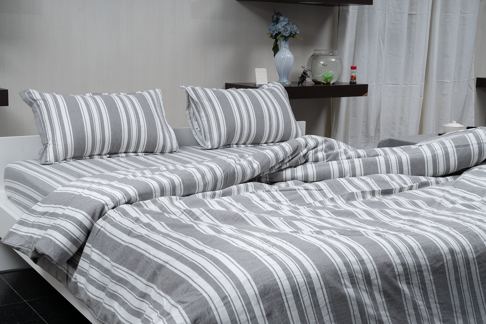 Complete bedding set with bedspread, 2 pillows, and duvet cover.
