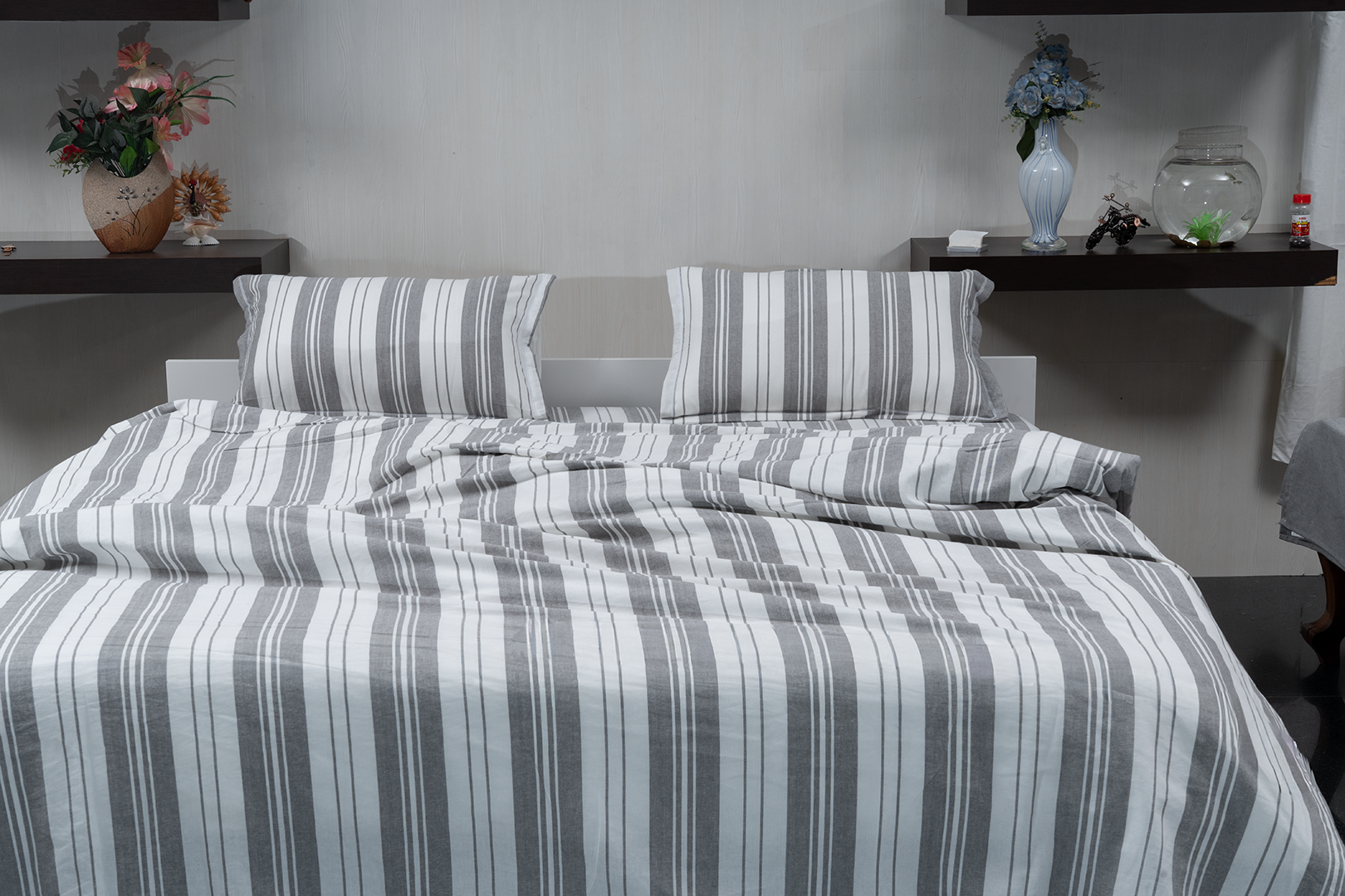 Complete bedding set with bedspread, 2 pillows, and duvet cover.