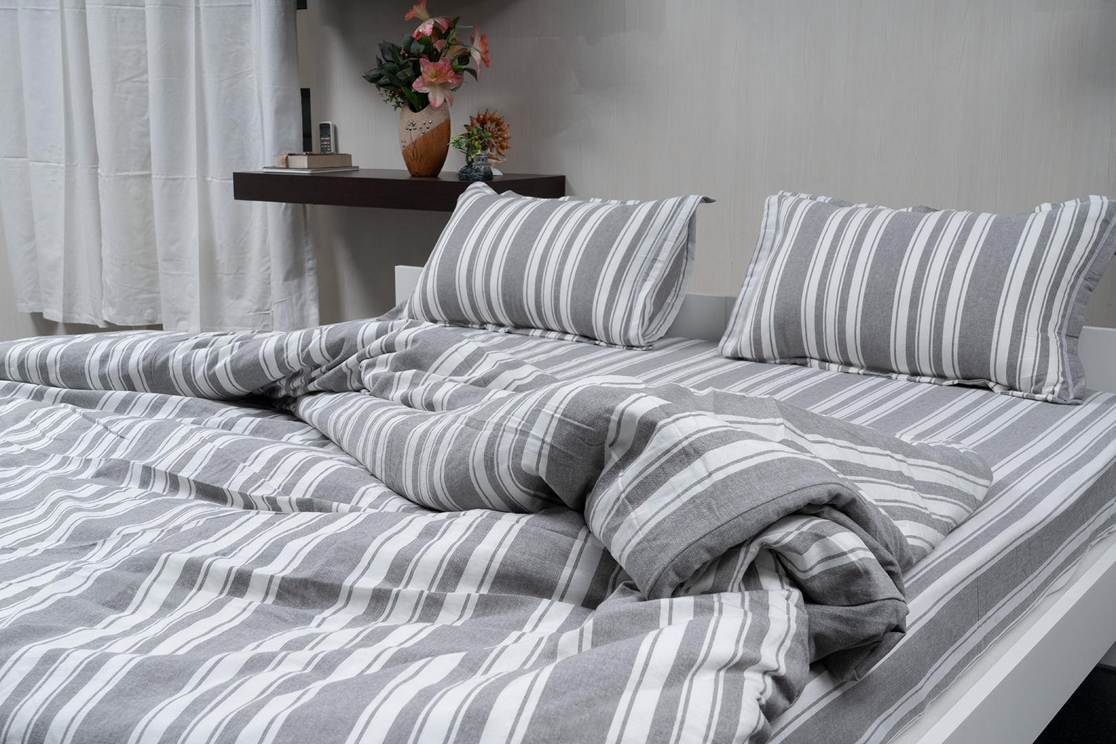 Complete bedding set with bedspread, 2 pillows, and duvet cover.