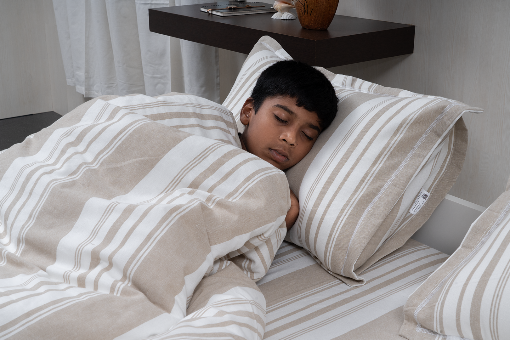 Complete bedding set with bedspread, 2 pillows, and duvet cover.