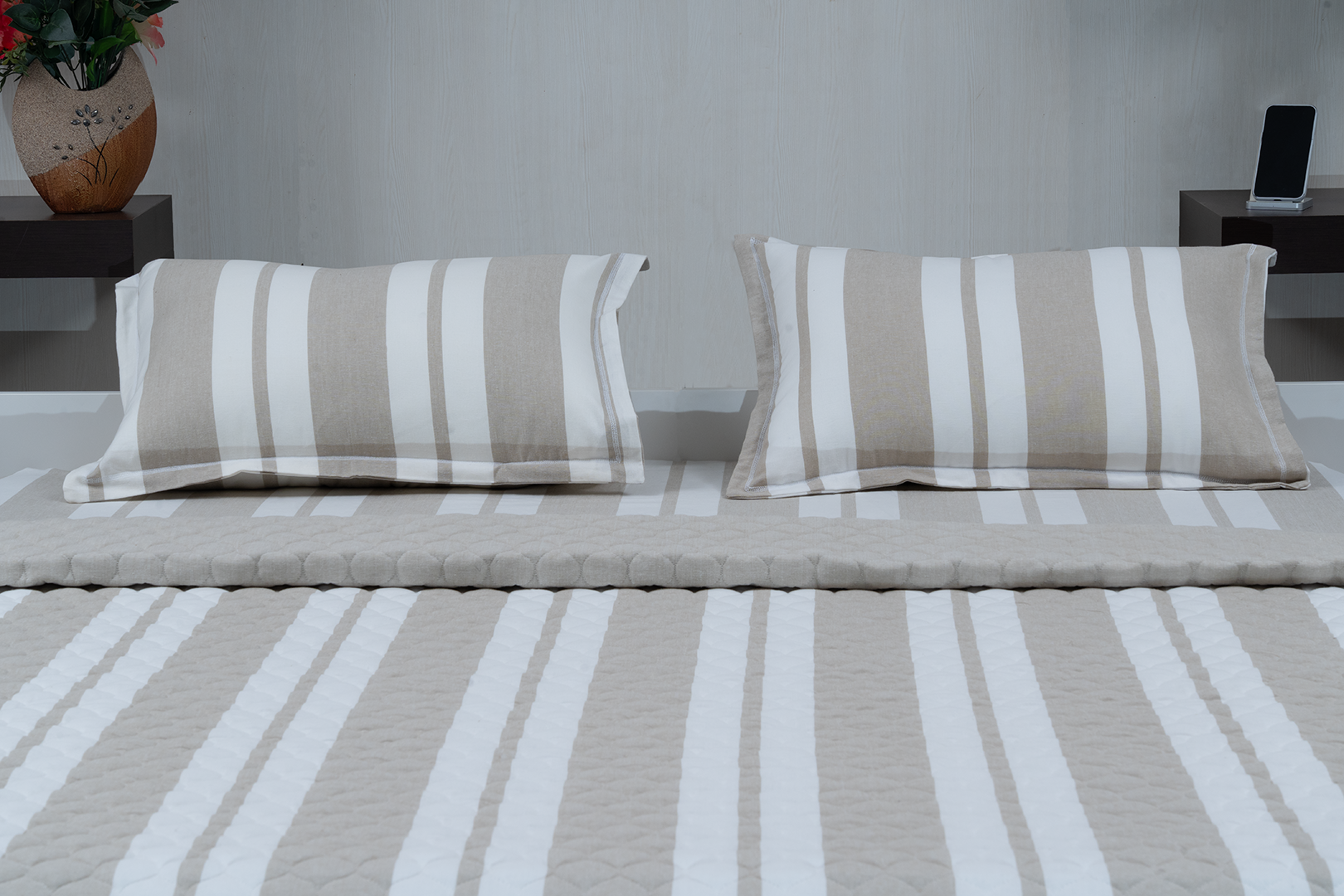 Complete bedding set with bedspread, 2 pillows, and duvet cover.