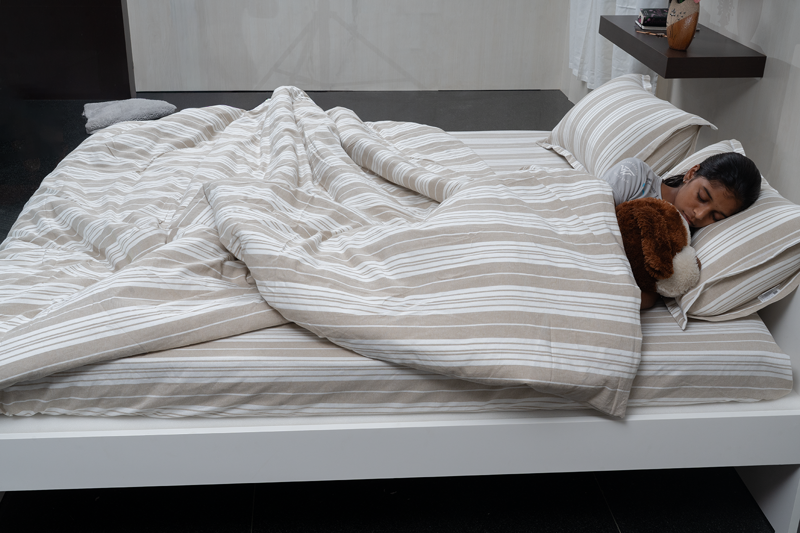 Complete bedding set with bedspread, 2 pillows, and duvet cover.
