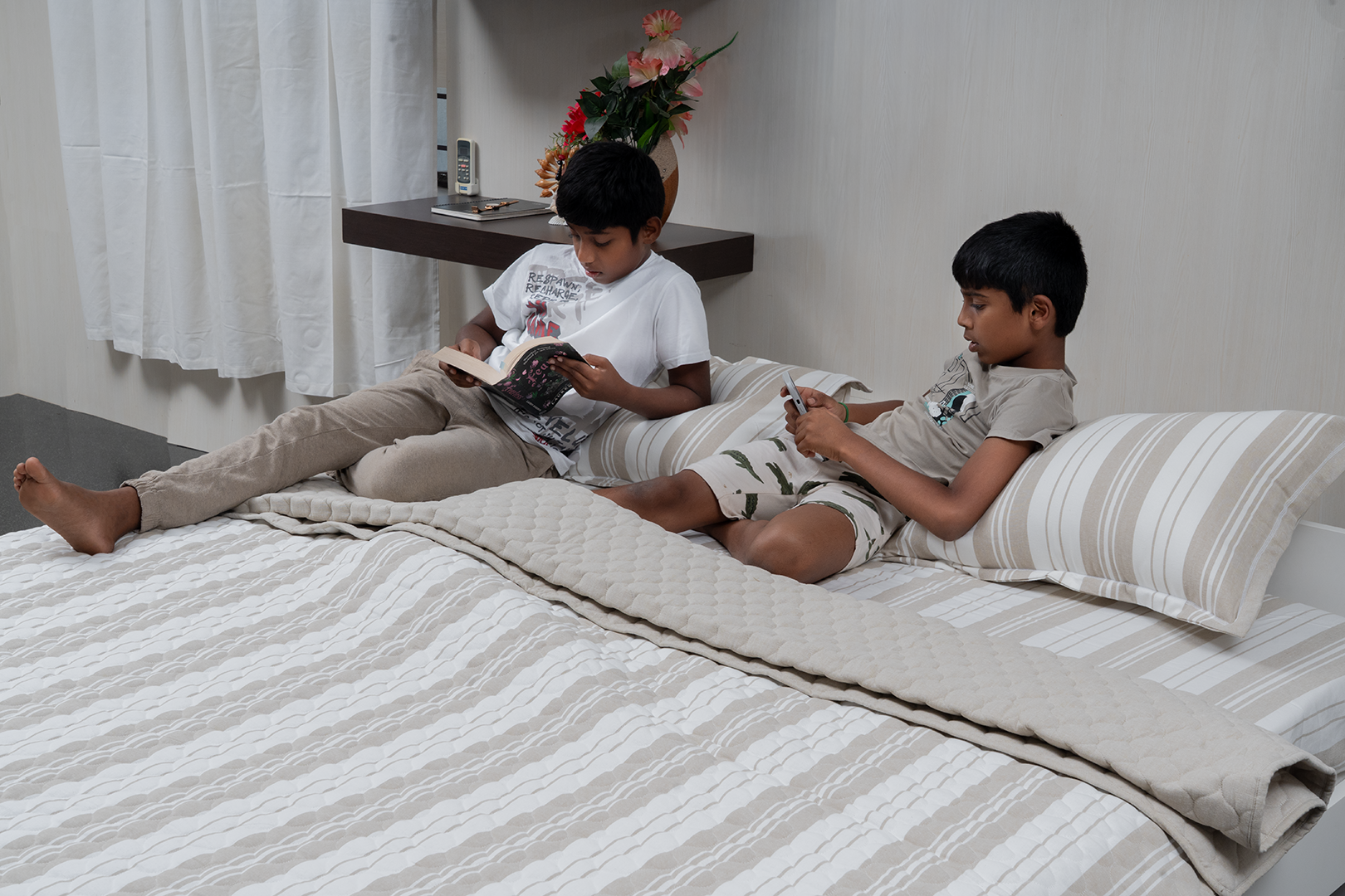 Complete bedding set with bedspread, 2 pillows, and duvet cover.
