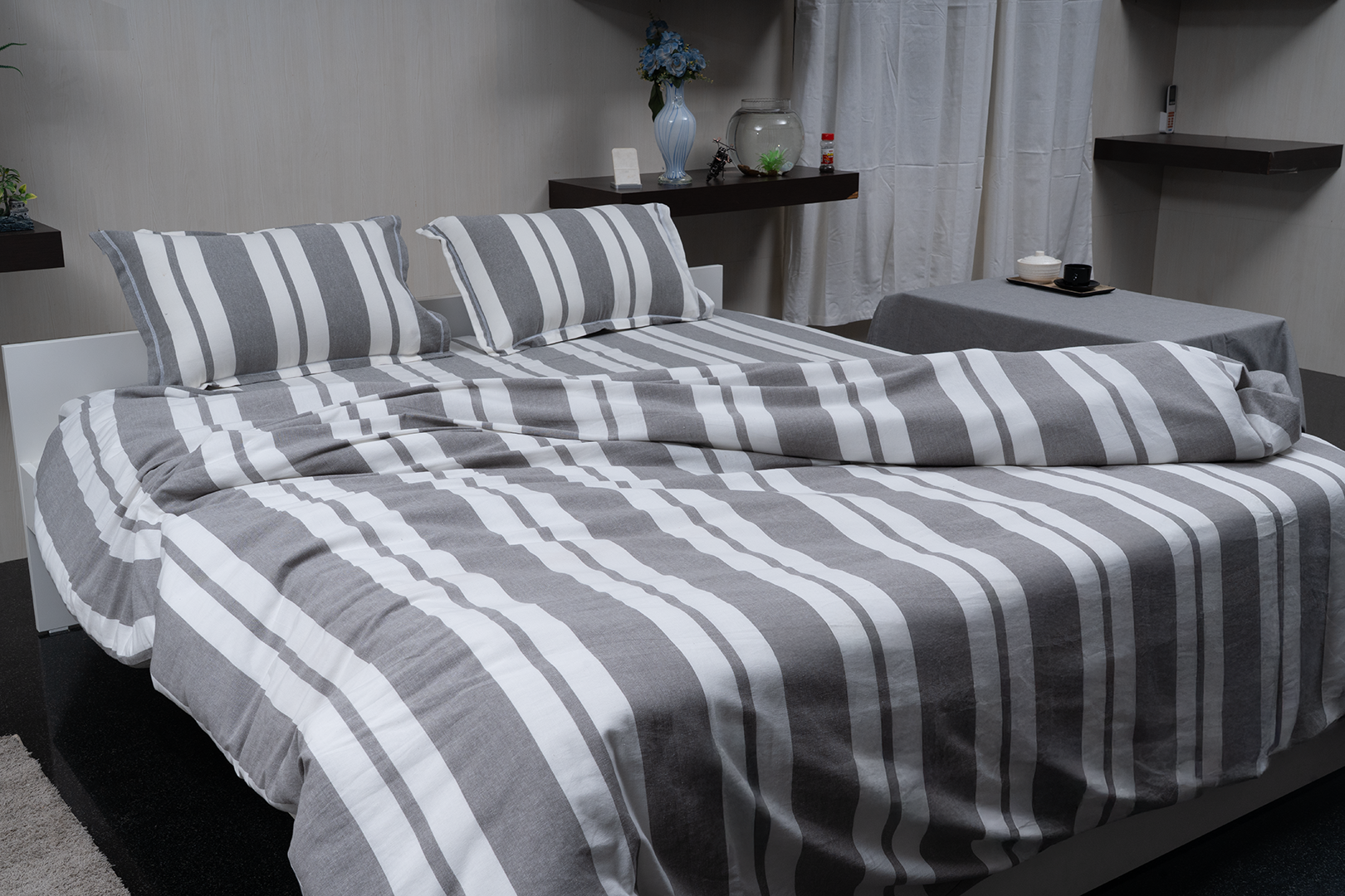 Complete bedding set with bedspread, 2 pillows, and duvet cover.