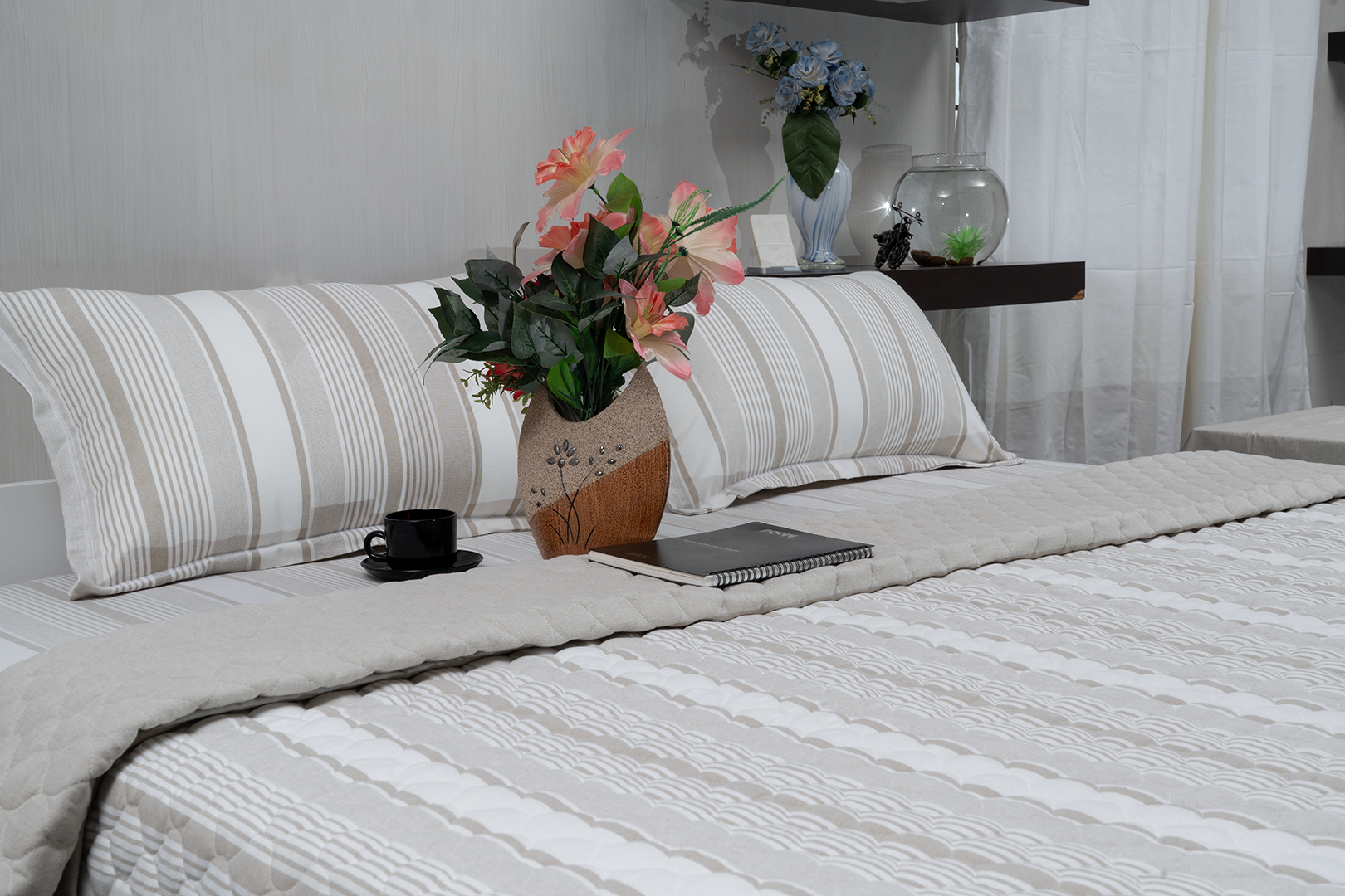 Complete bedding set with bedspread, 2 pillows, and duvet cover.
