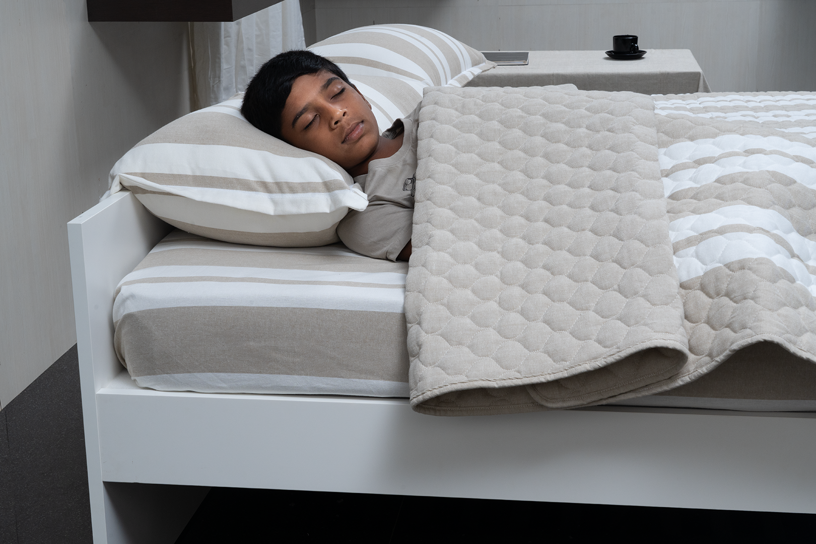 Complete bedding set with bedspread, 2 pillows, and duvet cover.