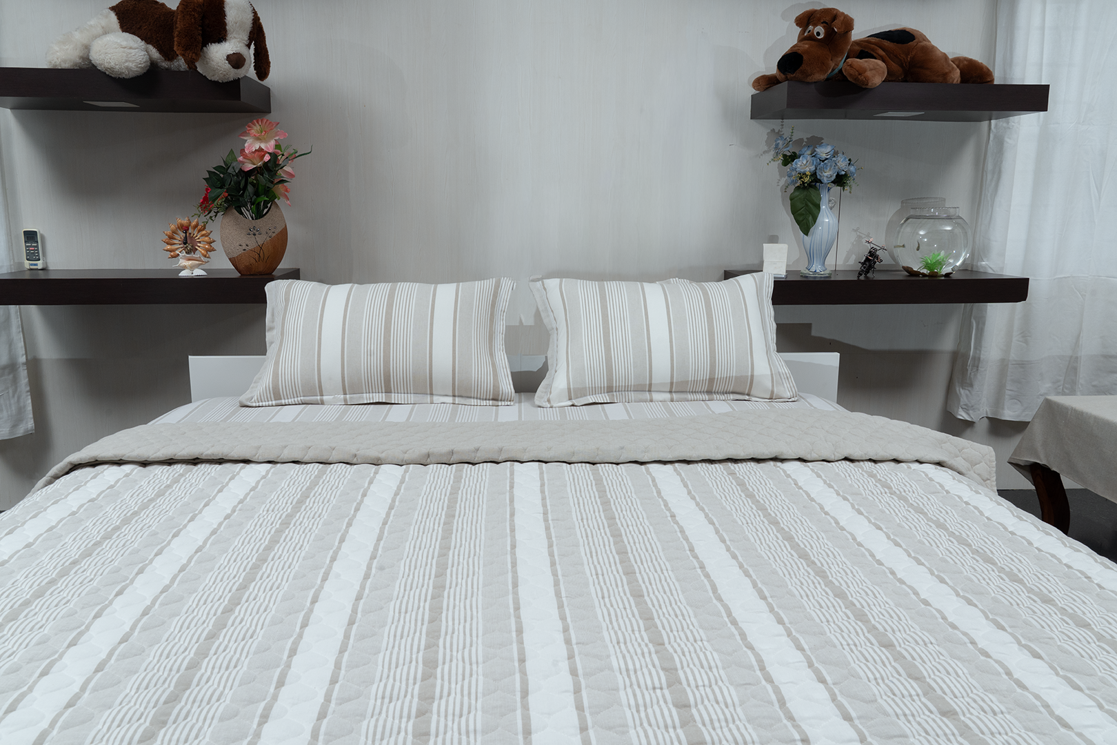 Complete bedding set with bedspread, 2 pillows, and duvet cover.