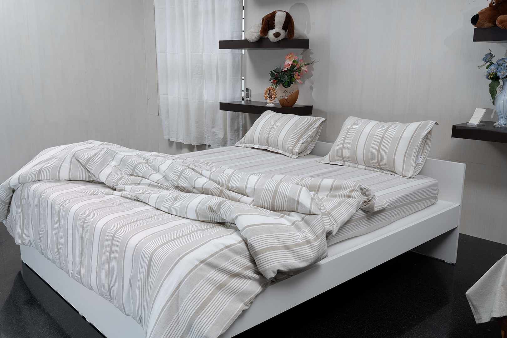 Complete bedding set with bedspread, 2 pillows, and duvet cover.
