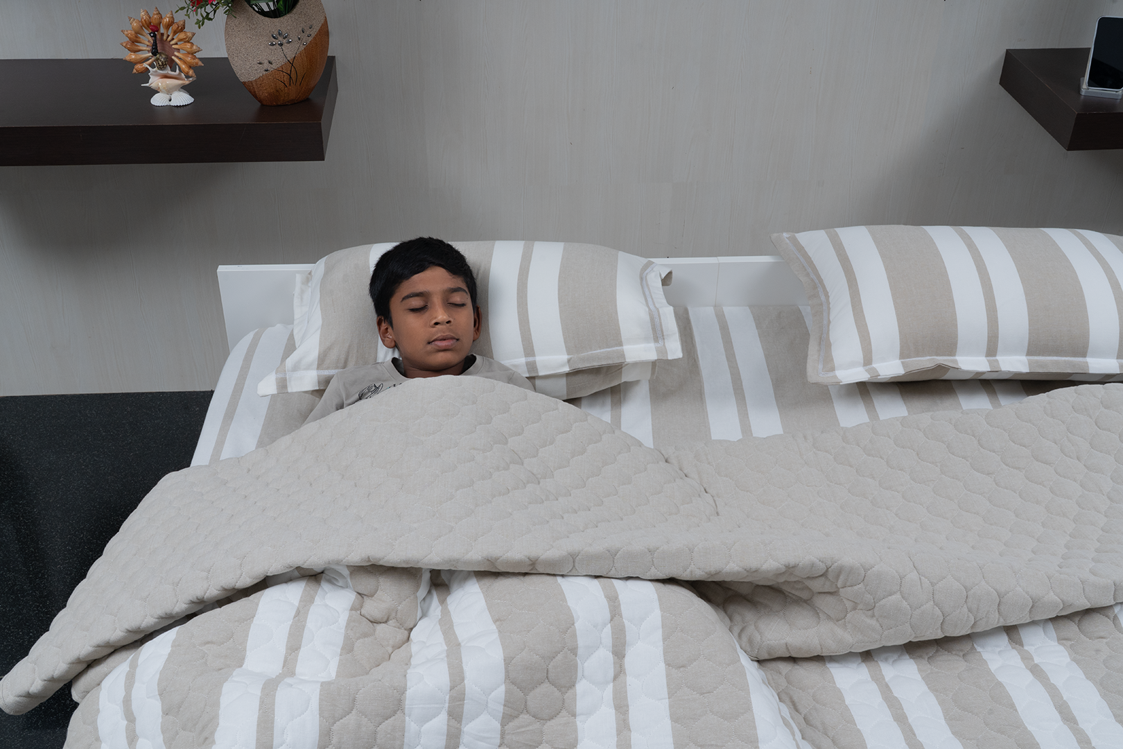 Complete bedding set with bedspread, 2 pillows, and duvet cover.