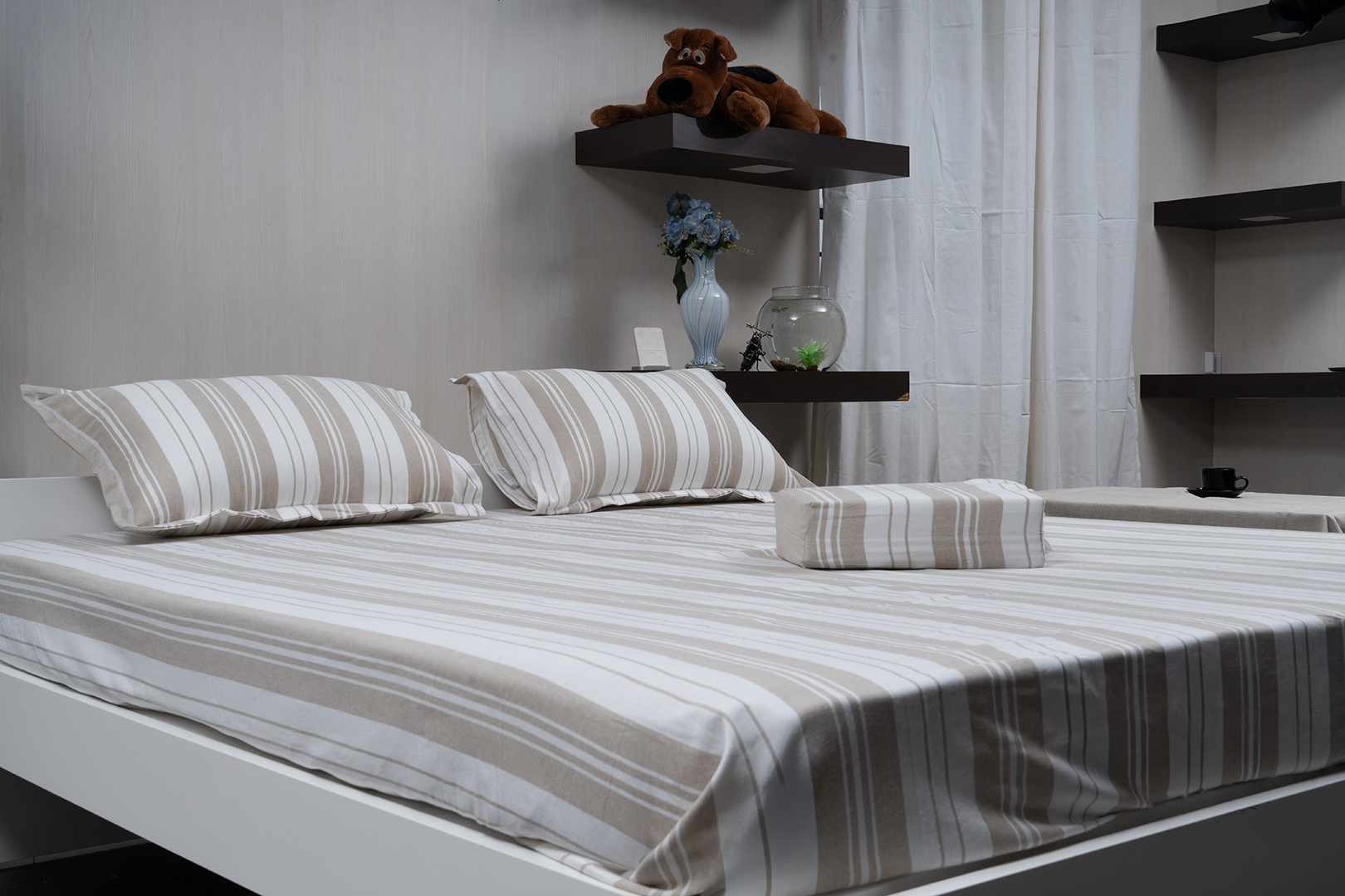 Complete bedding set with bedspread, 2 pillows, and duvet cover.
