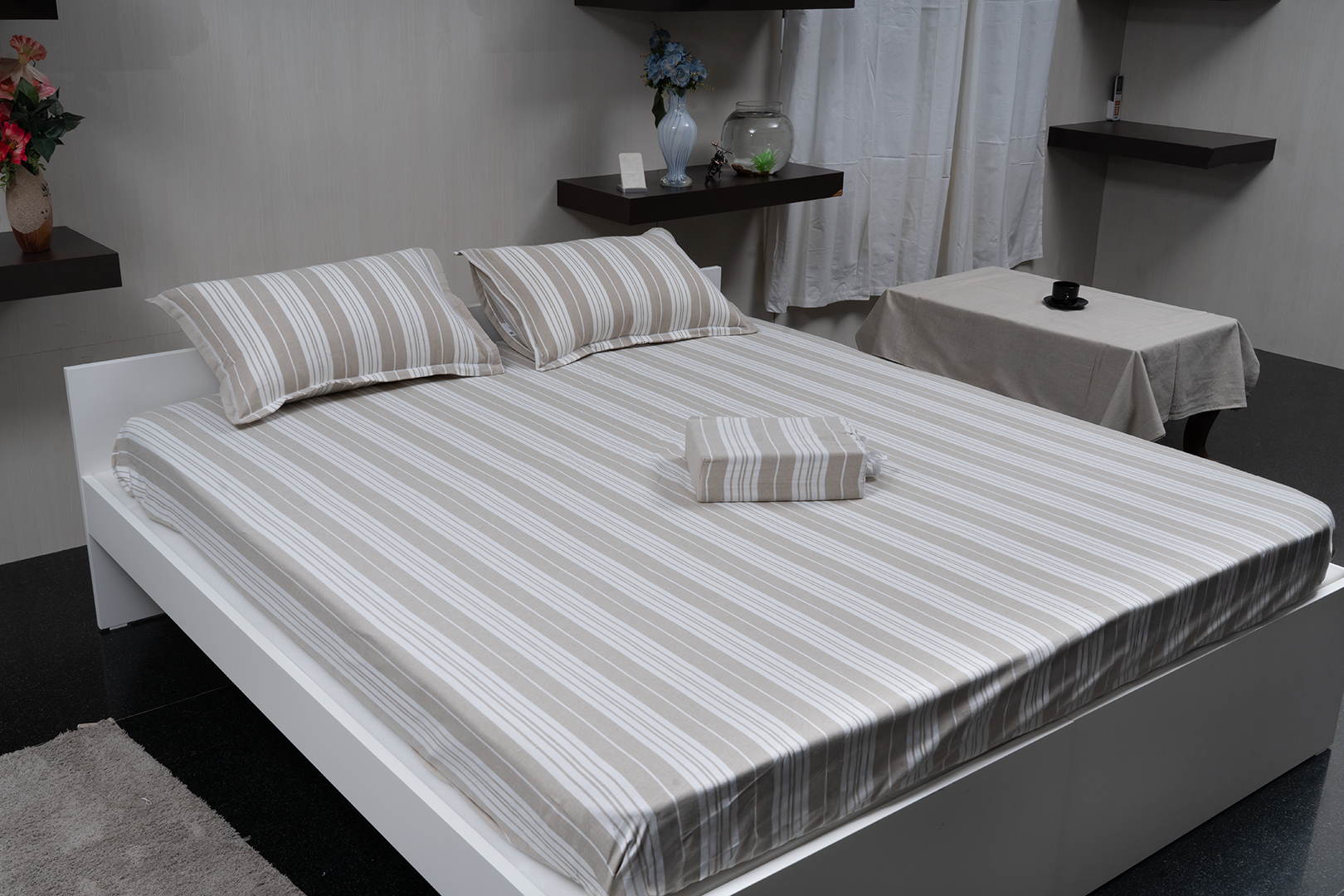 Complete bedding set with bedspread, 2 pillows, and duvet cover.