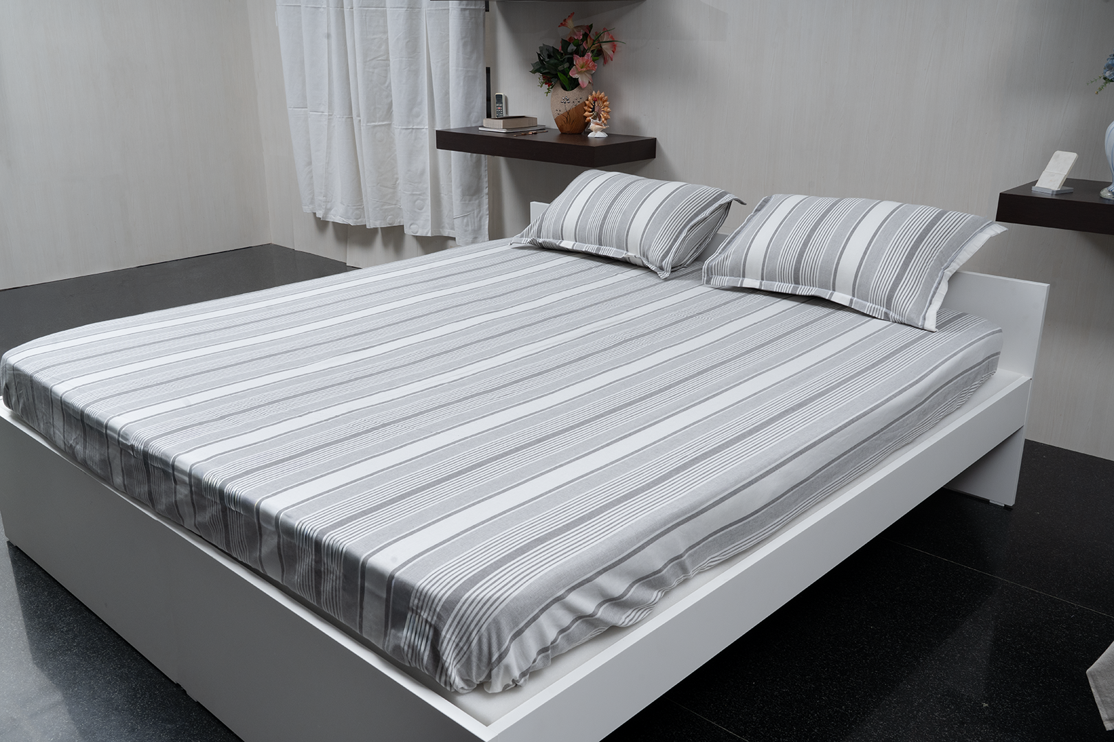 Complete bedding set with bedspread, 2 pillows, and duvet cover.