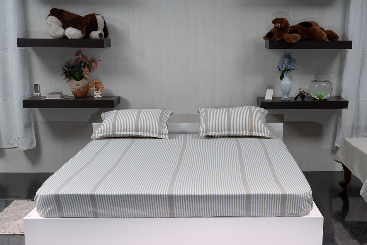 Tiered Layers Beige – Bedspread with 2 Pillow Covers + Quilt