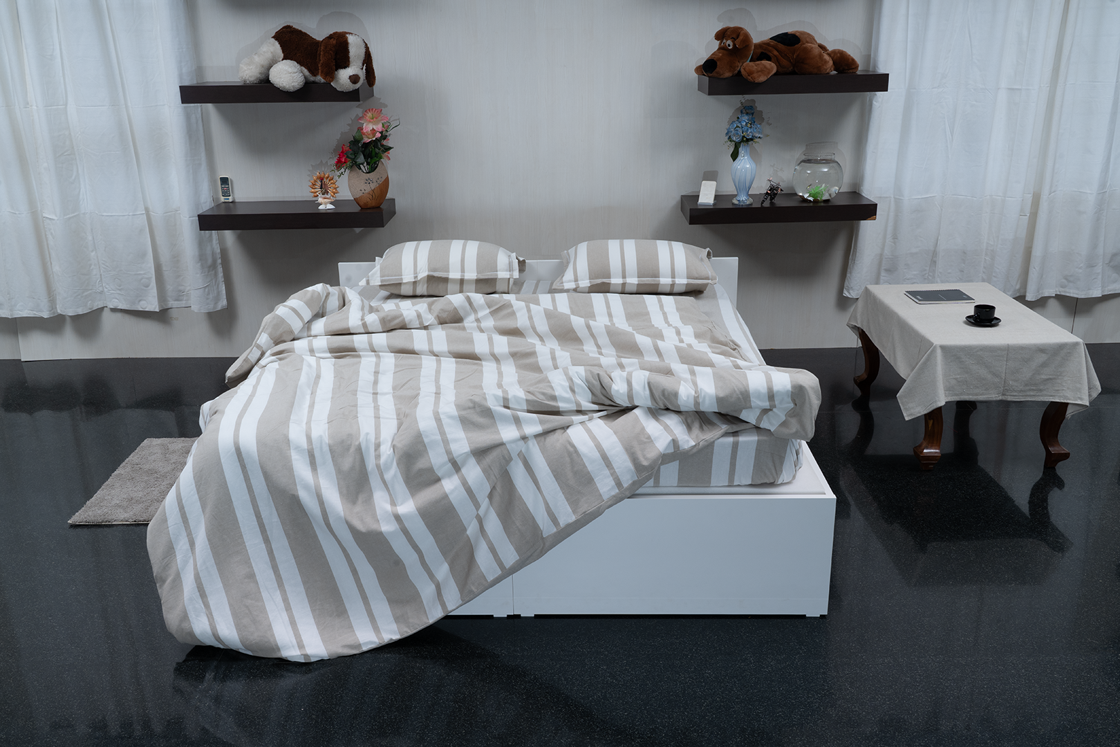 Complete bedding set with bedspread, 2 pillows, and duvet cover.