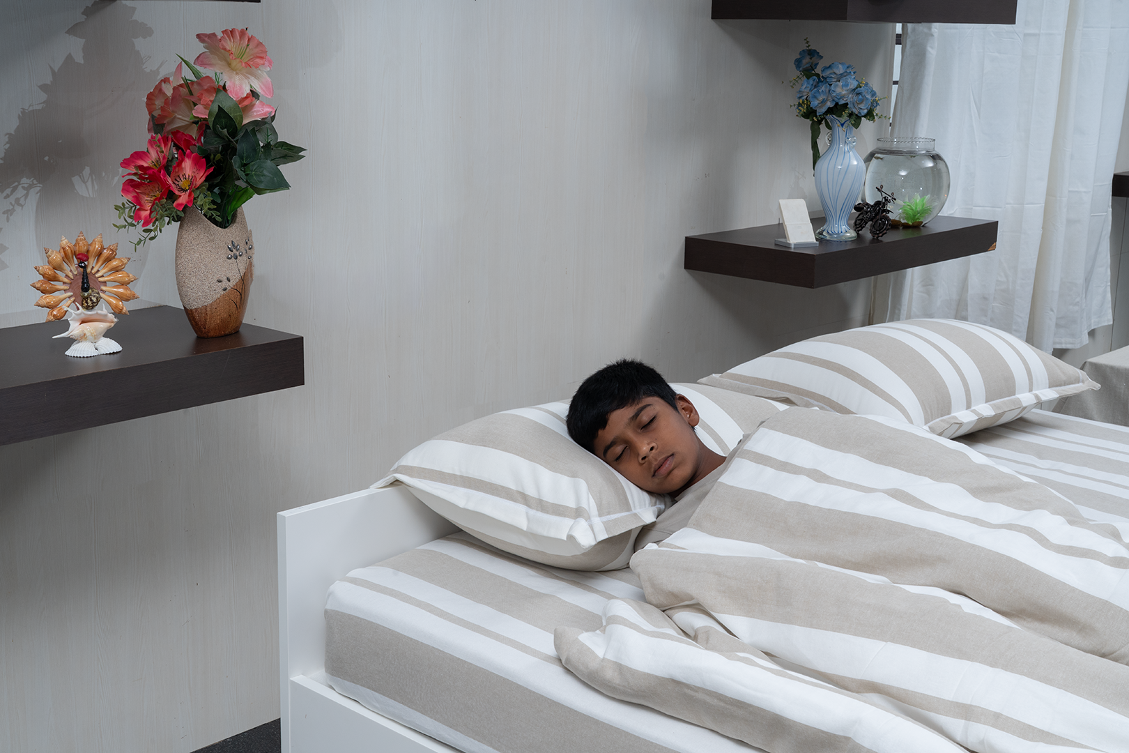 Complete bedding set with bedspread, 2 pillows, and duvet cover.
