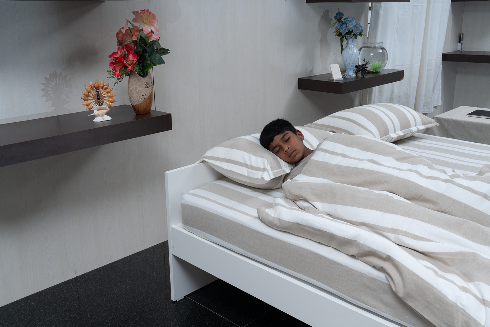 Complete bedding set with bedspread, 2 pillows, and duvet cover.