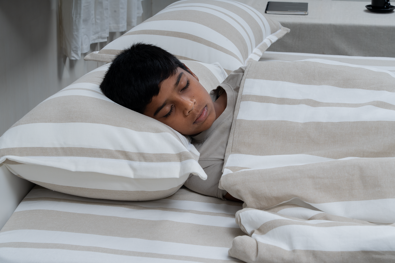Complete bedding set with bedspread, 2 pillows, and duvet cover.