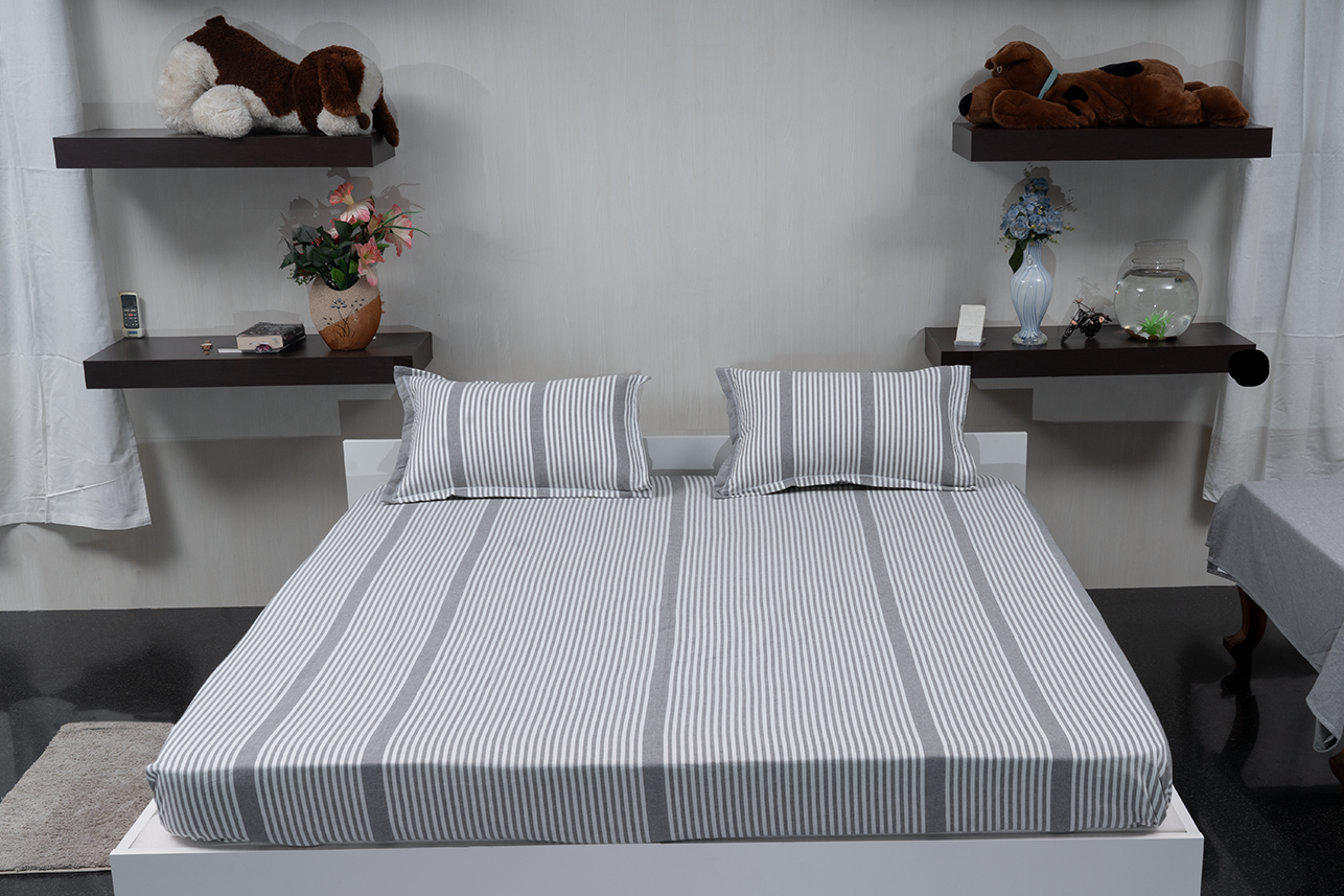 Tiered Layers Grey – Bedspread with 2 Pillow Covers + Quilt