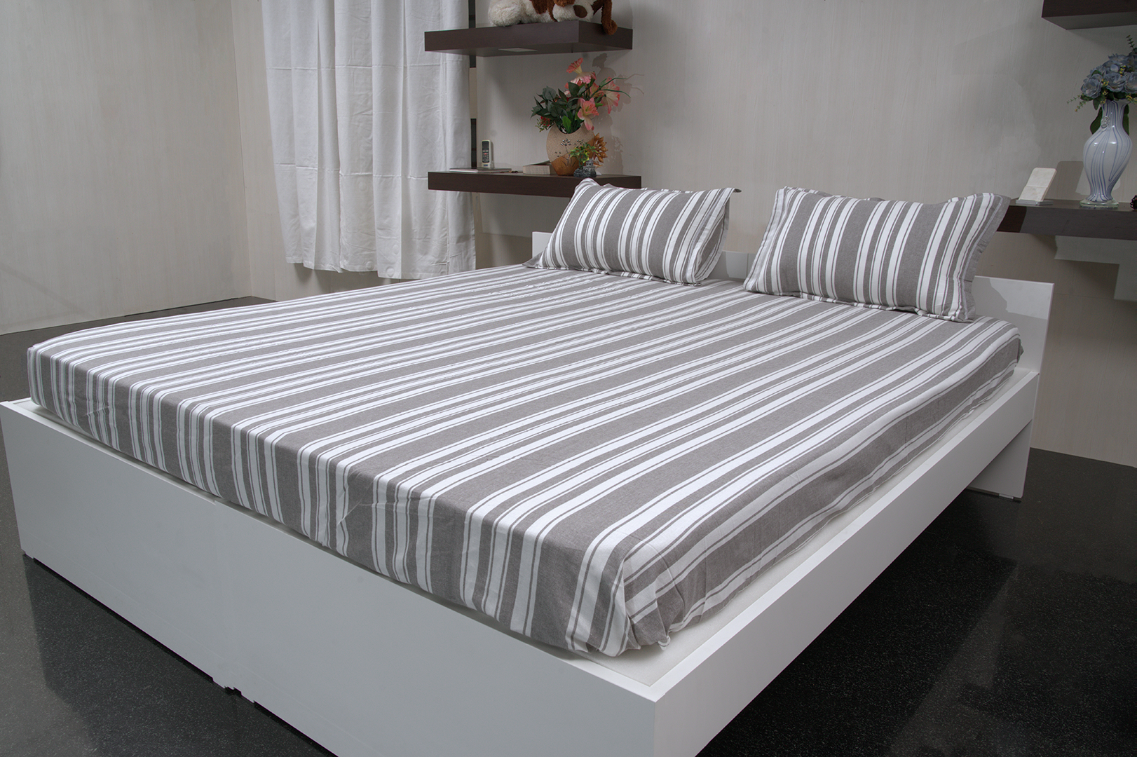 Stylish bedspread with two pillow covers for bedroom decor