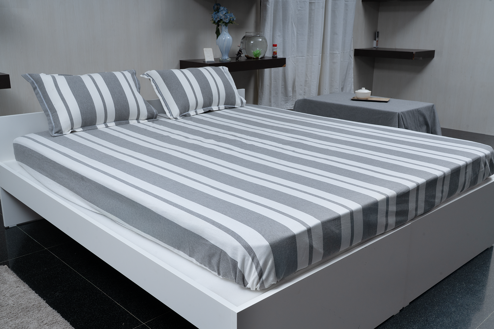 Complete bedding set with bedspread, 2 pillows, and duvet cover.