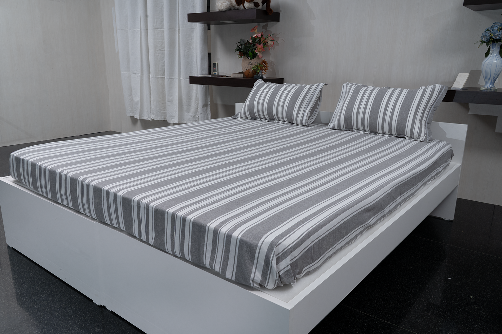 Complete bedding set with bedspread, 2 pillows, and duvet cover.