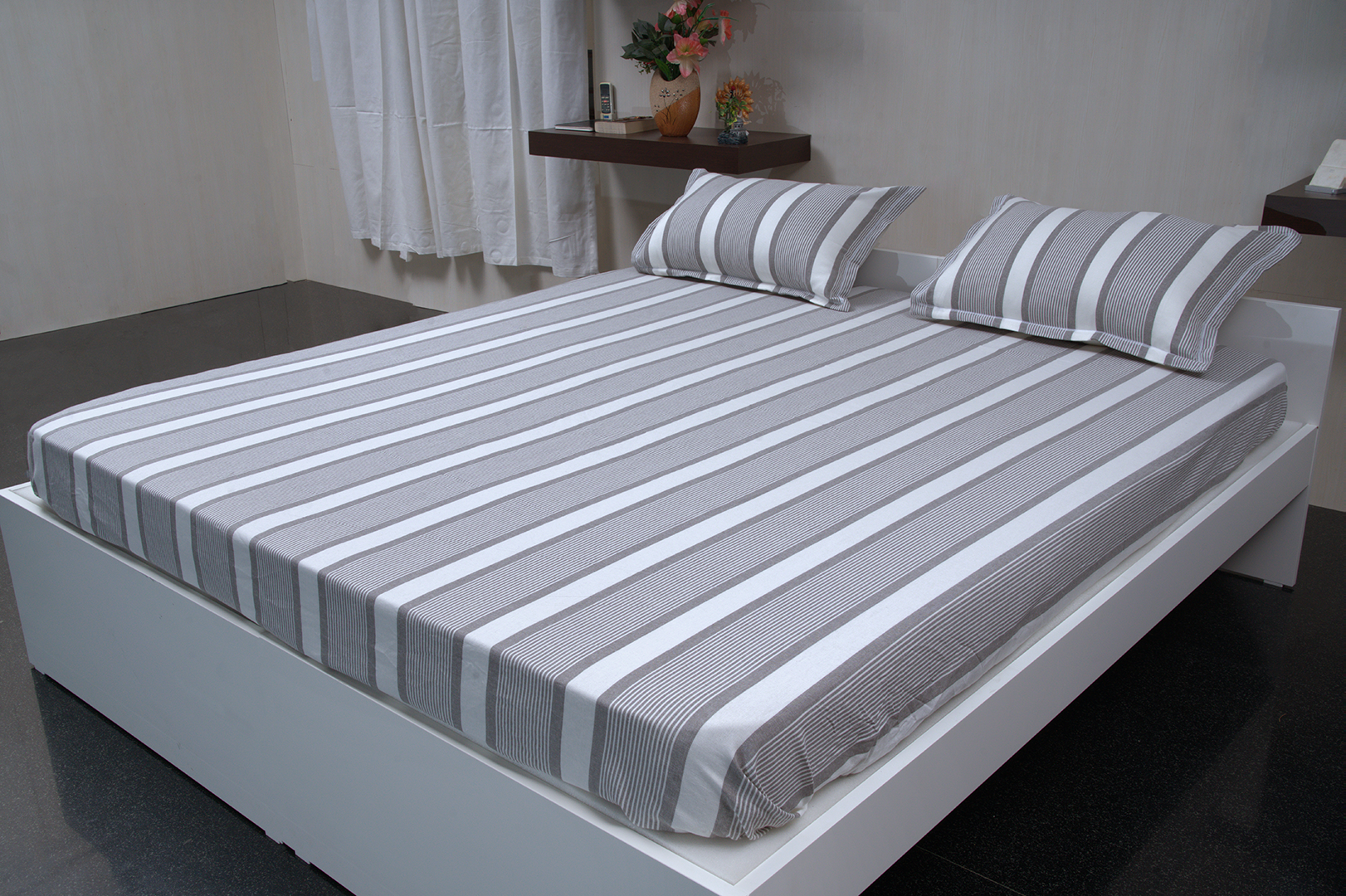 Stylish bedspread with two pillow covers for bedroom decor
