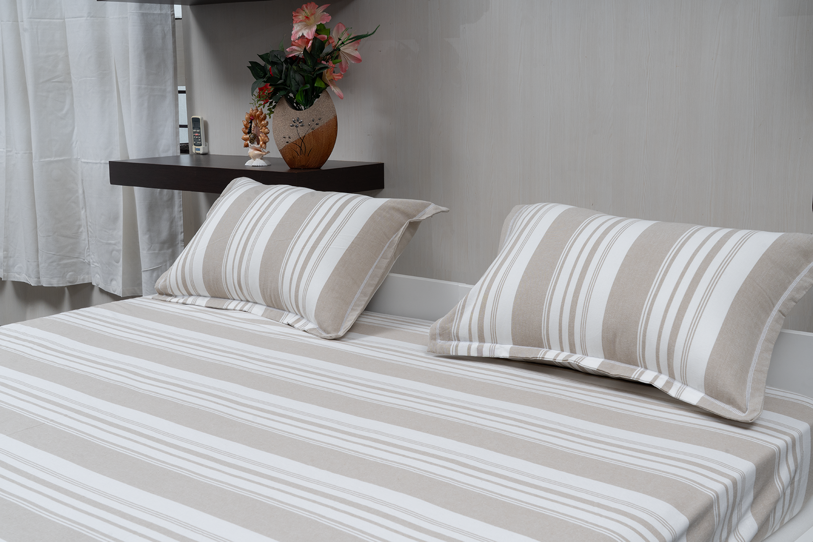 Complete bedding set with bedspread, 2 pillows, and duvet cover.
