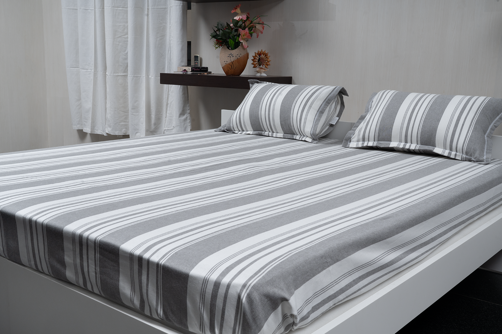 Complete bedding set with bedspread, 2 pillows, and duvet cover.
