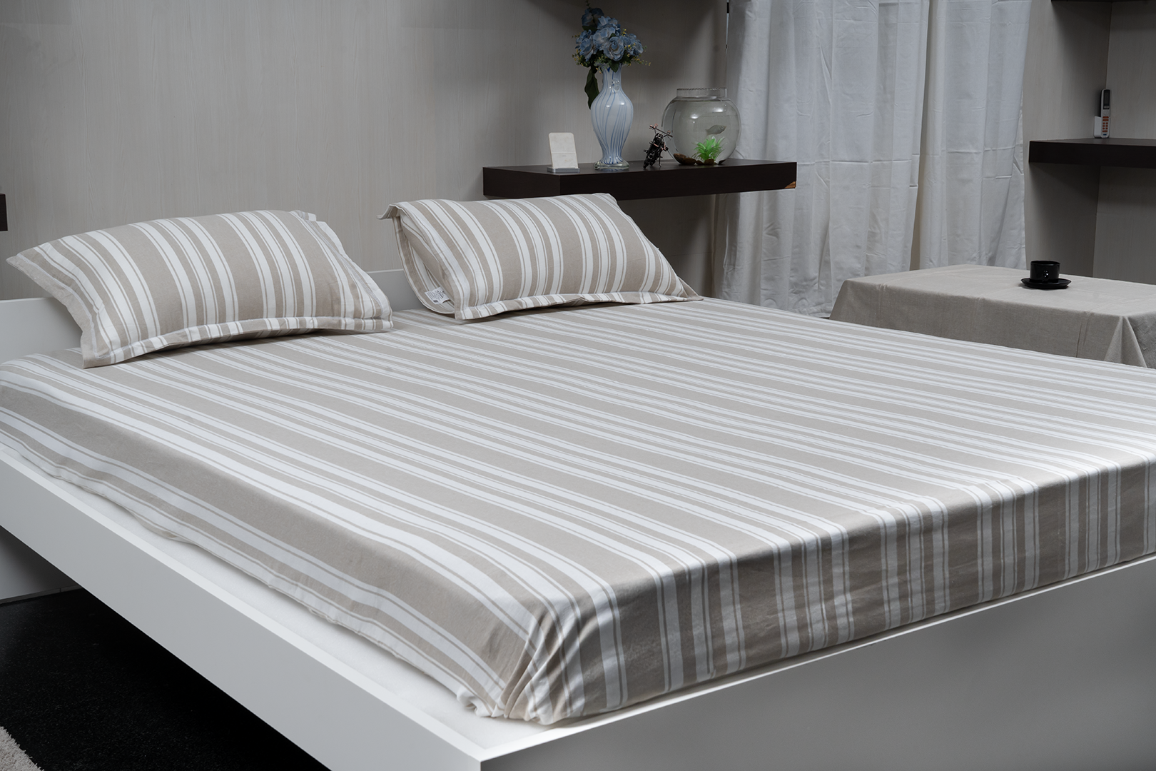 Complete bedding set with bedspread, 2 pillows, and duvet cover.