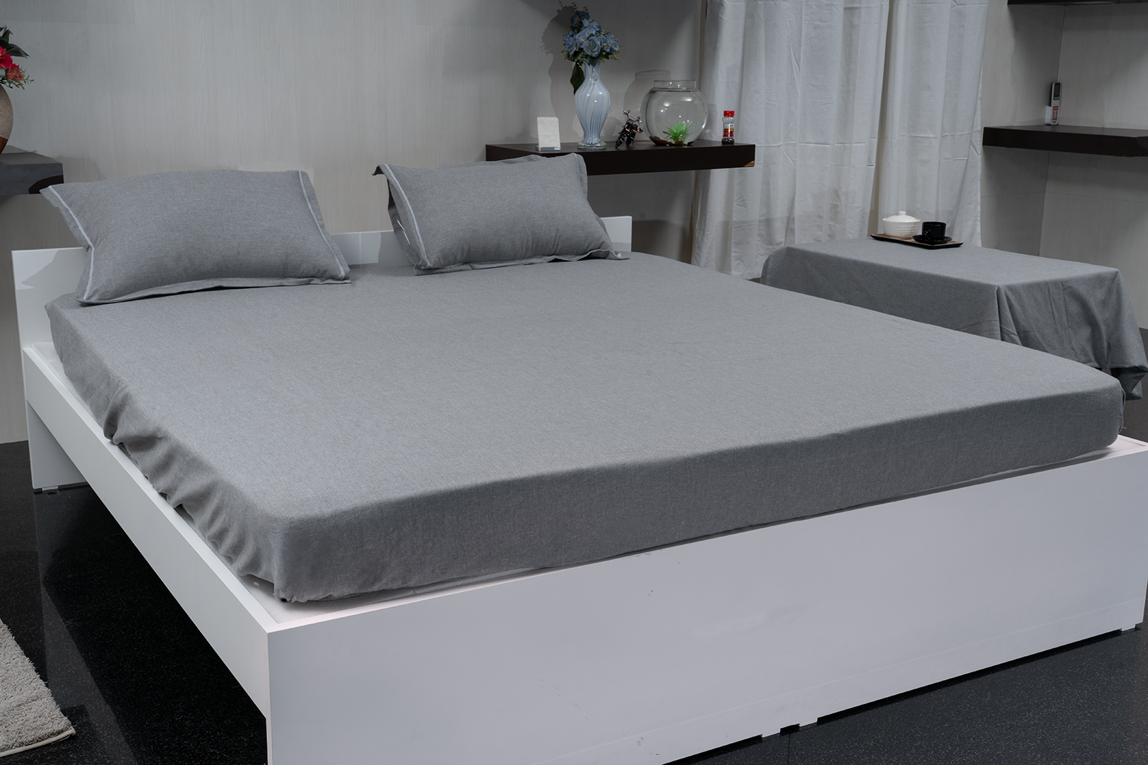 Complete bedding set with bedspread, 2 pillows, and duvet cover.