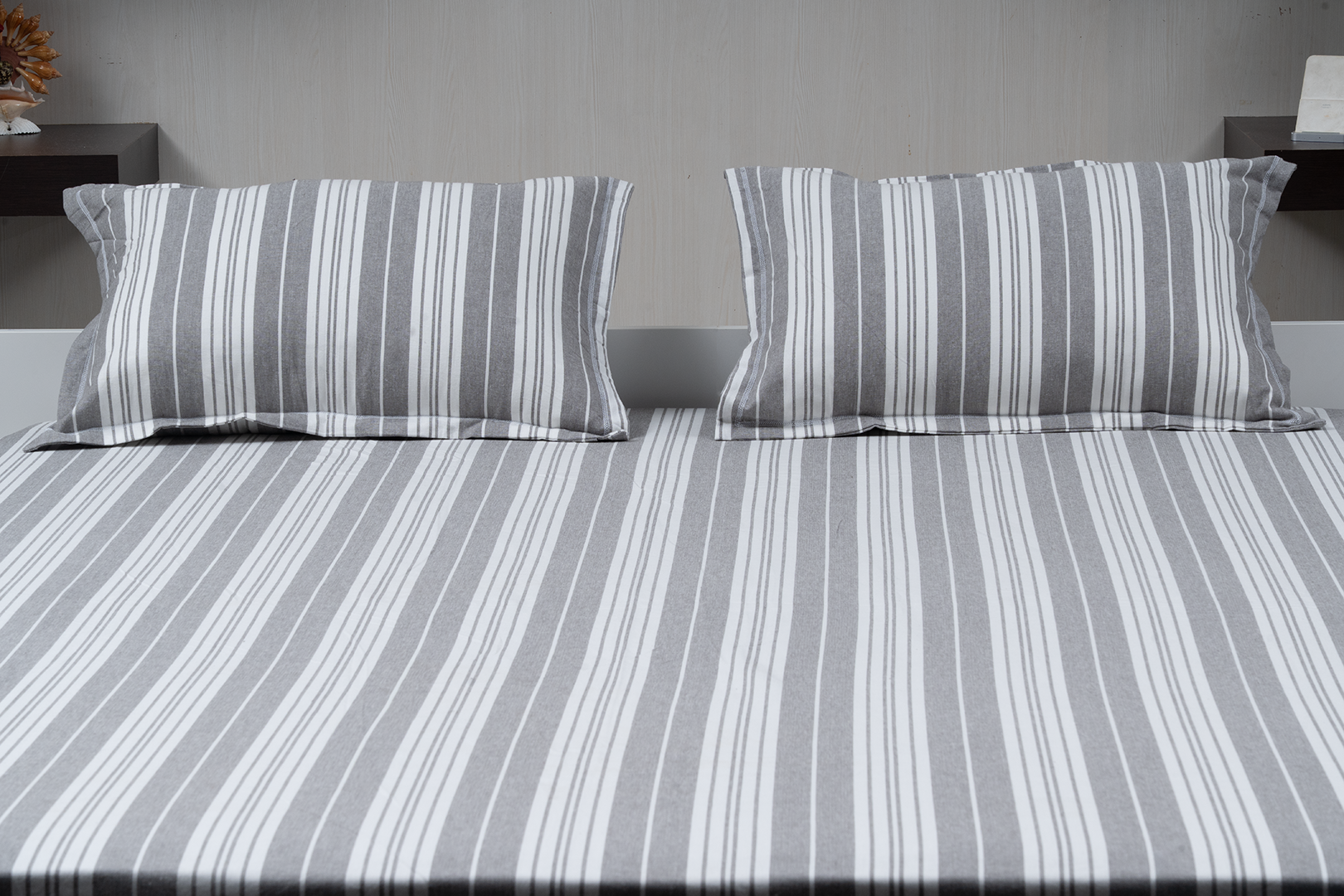 Complete bedding set with bedspread, 2 pillows, and duvet cover.