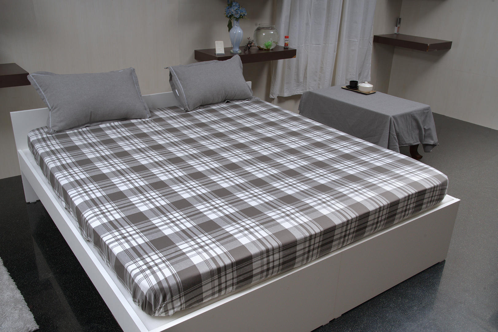 Stylish bedspread with two pillow covers for bedroom decor