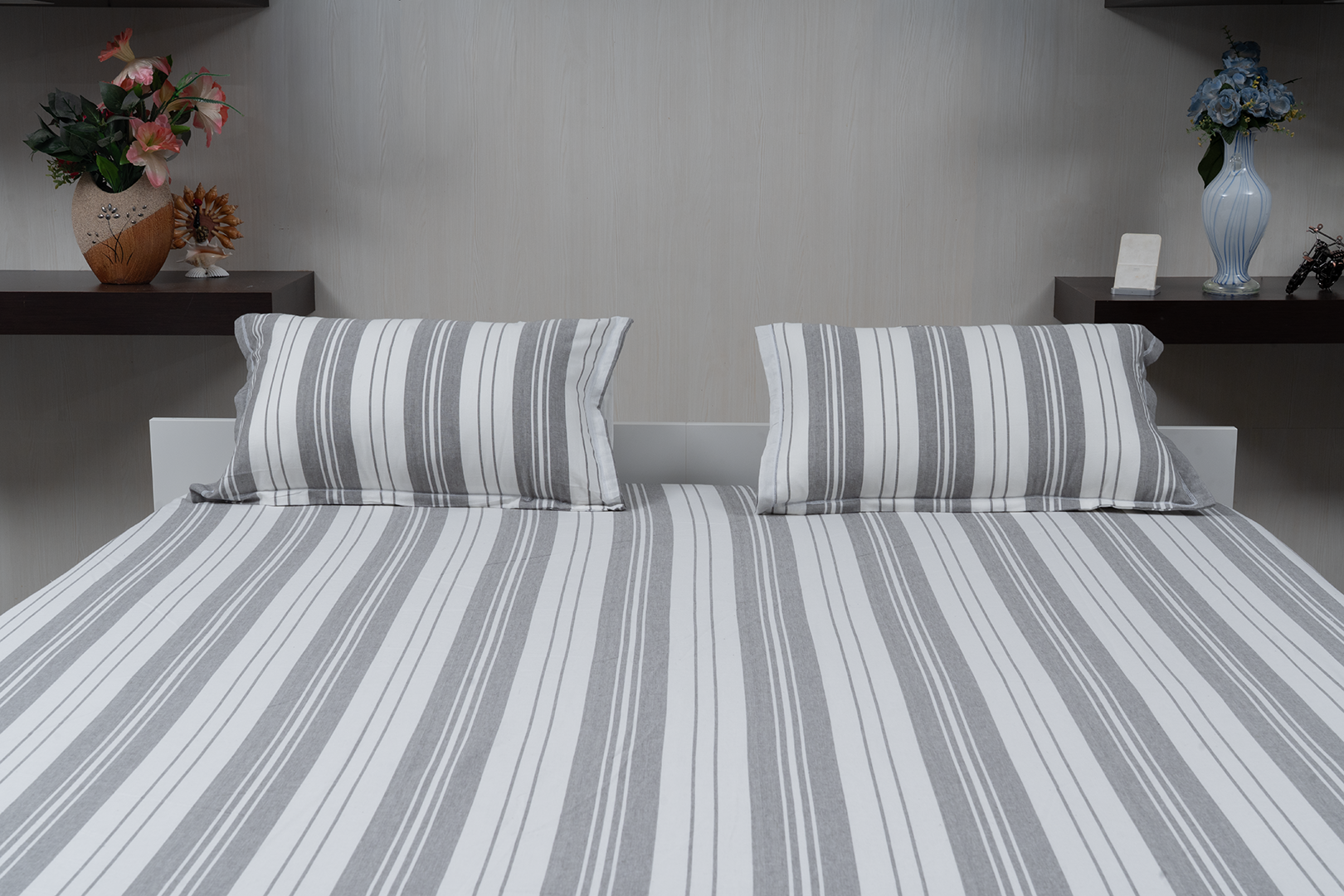 Complete bedding set with bedspread, 2 pillows, and duvet cover.