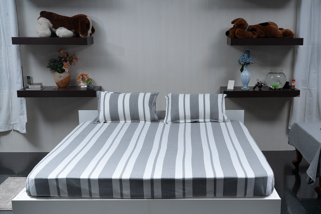 Complete bedding set with bedspread, 2 pillows, and duvet cover.