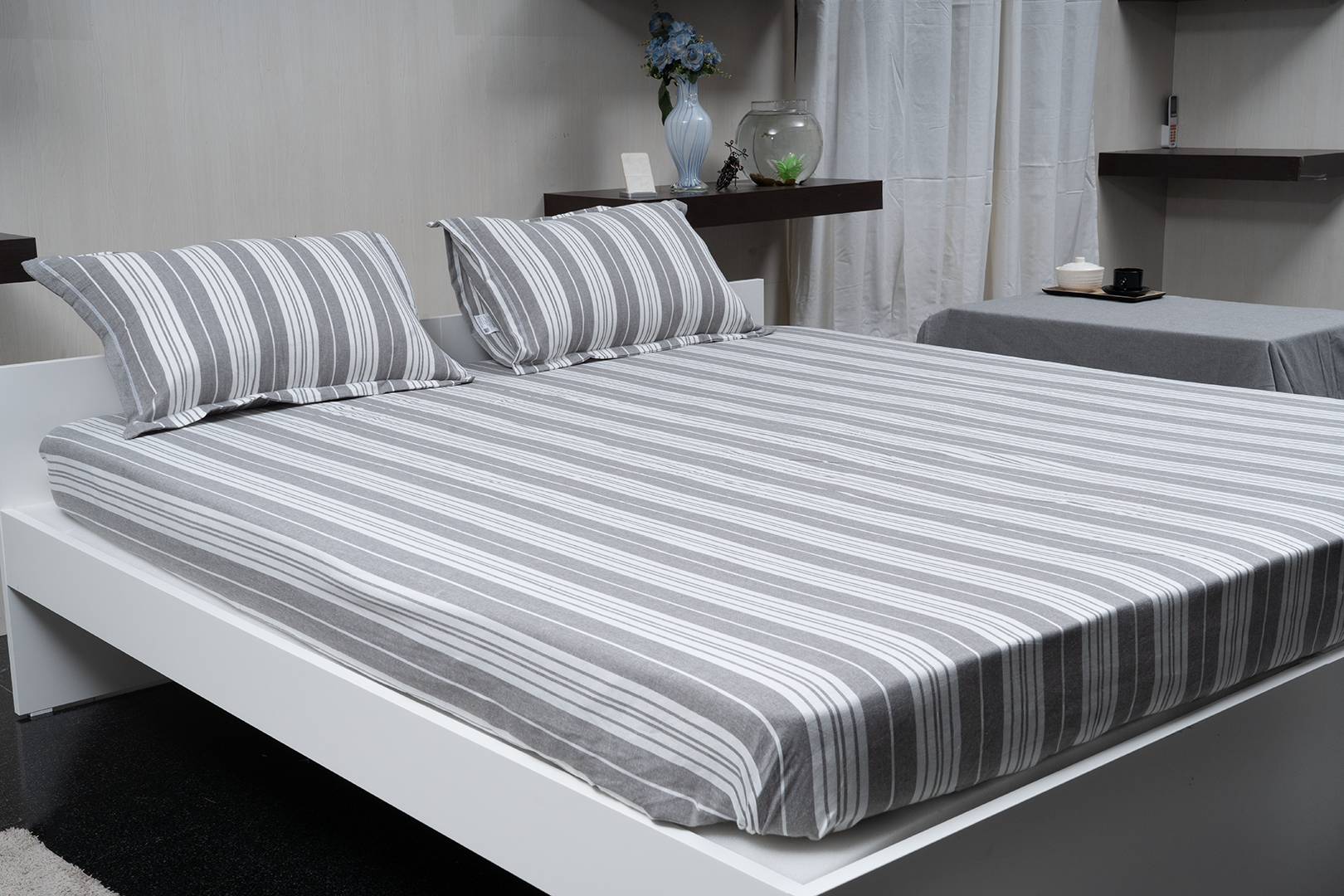 Complete bedding set with bedspread, 2 pillows, and duvet cover.