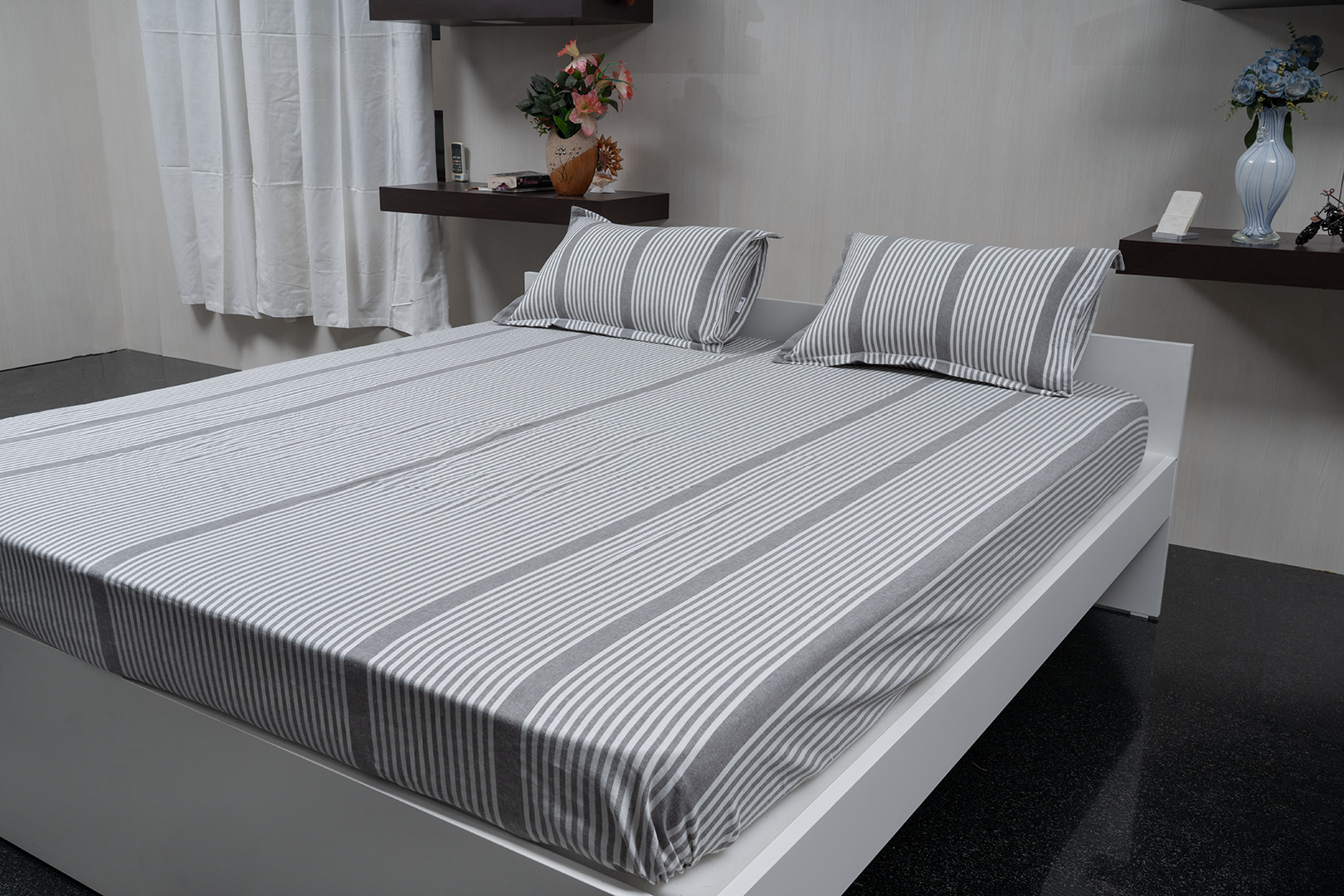 Complete bedding set with bedspread, 2 pillows, and duvet cover.