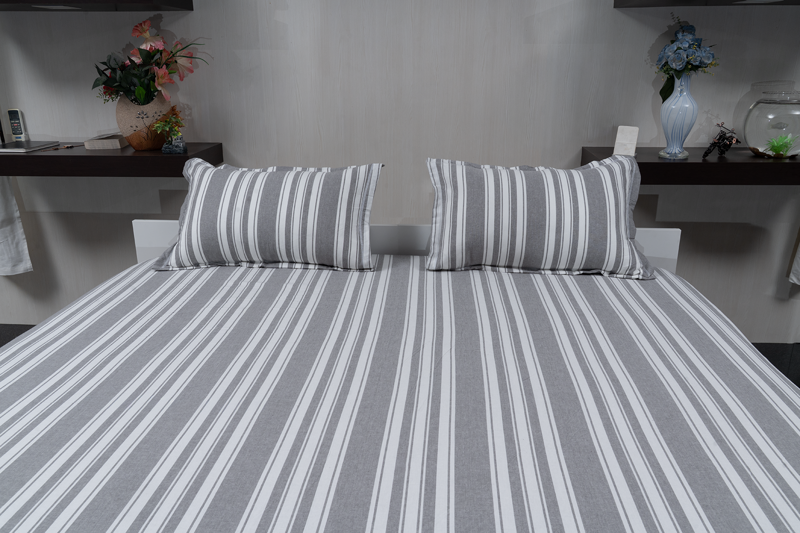 Complete bedding set with bedspread, 2 pillows, and duvet cover.