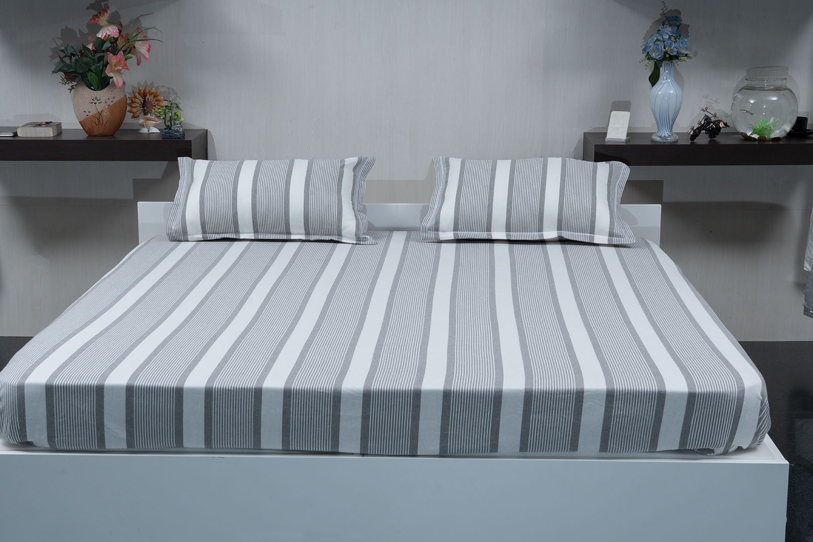Complete bedding set with bedspread, 2 pillows, and duvet cover.