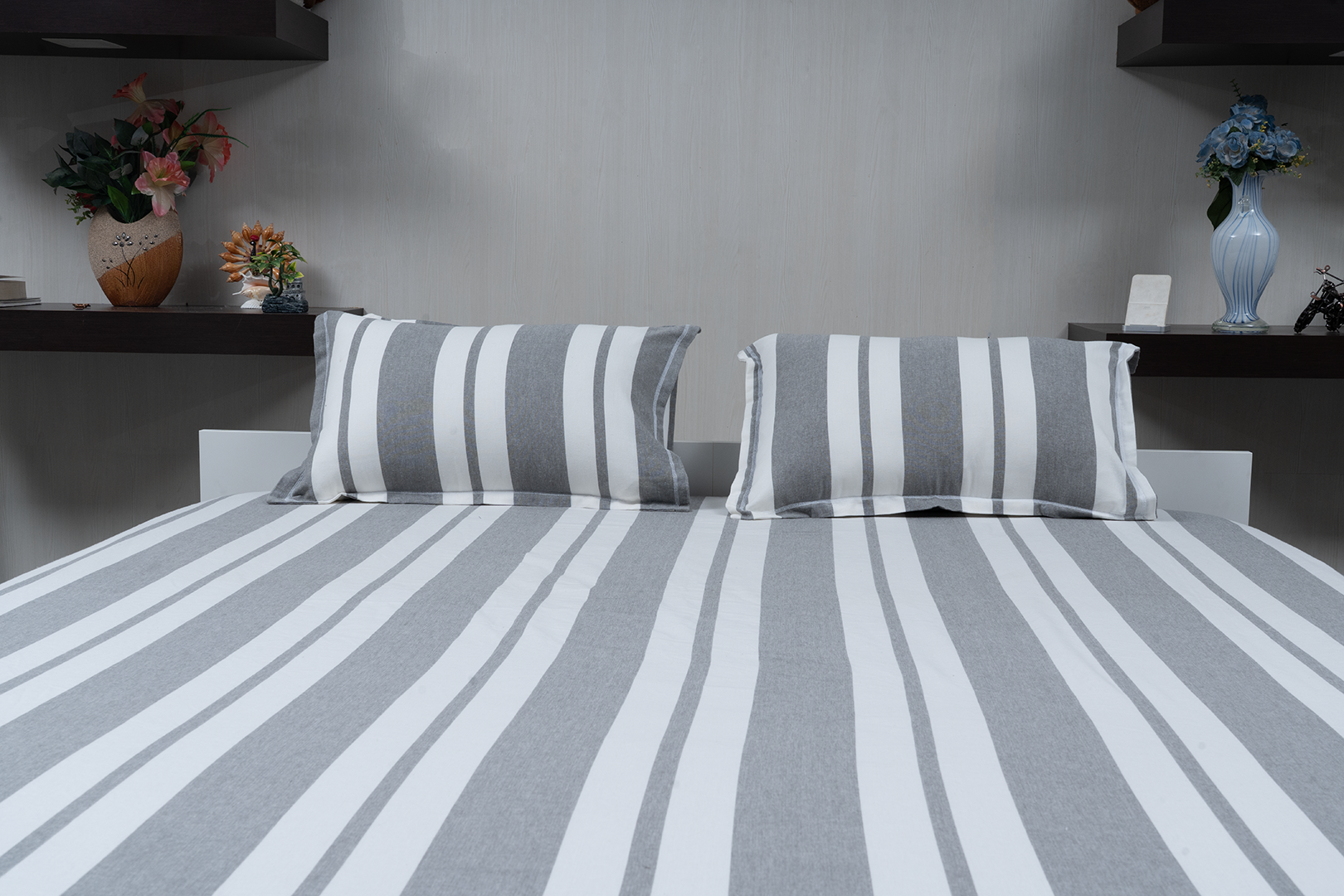 Complete bedding set with bedspread, 2 pillows, and duvet cover.