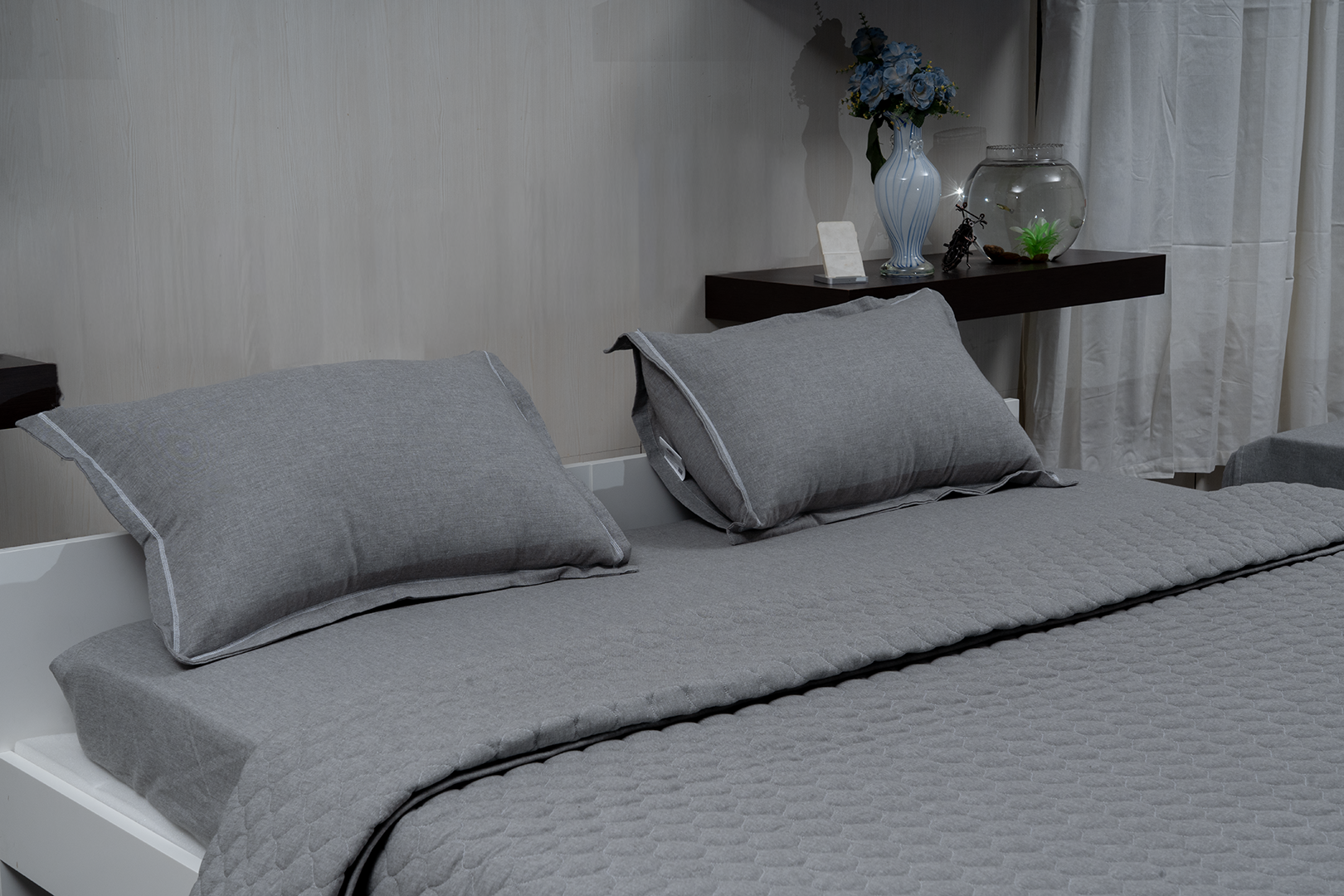 Complete bedding set with bedspread, 2 pillows, and duvet cover.