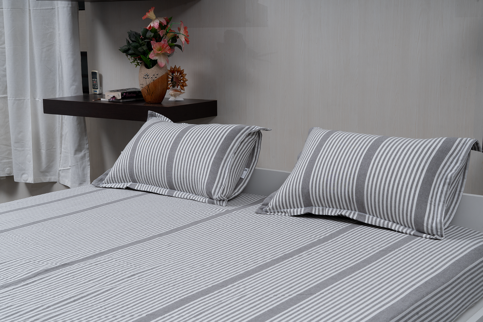 Complete bedding set with bedspread, 2 pillows, and duvet cover.